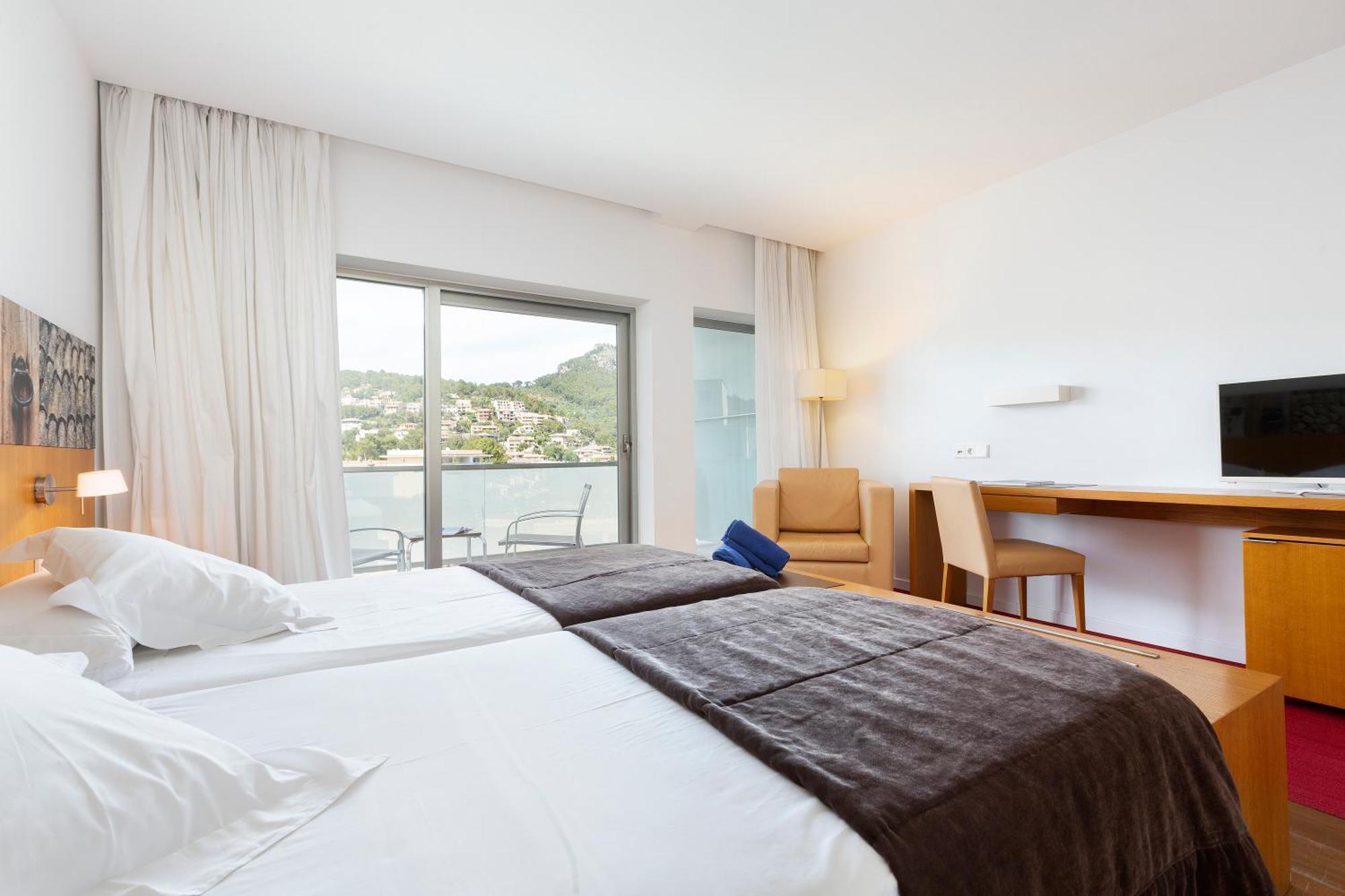 Superior Double or Twin Room Sea Lateral View spa access