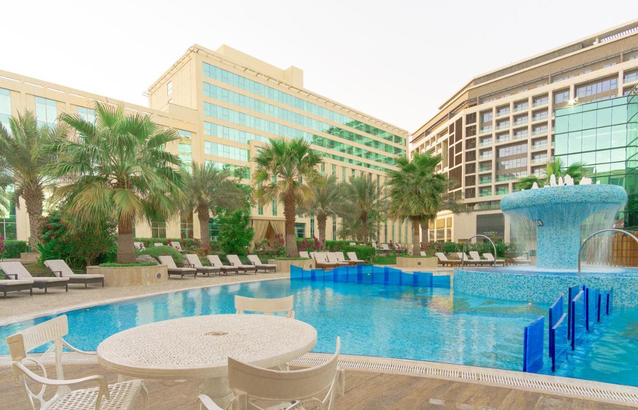 Zimmer mit Kingsize-Bett, Poolblick und kostenlosem Shuttleservice zum Terminal 1 und 3 des Flughafens DXB