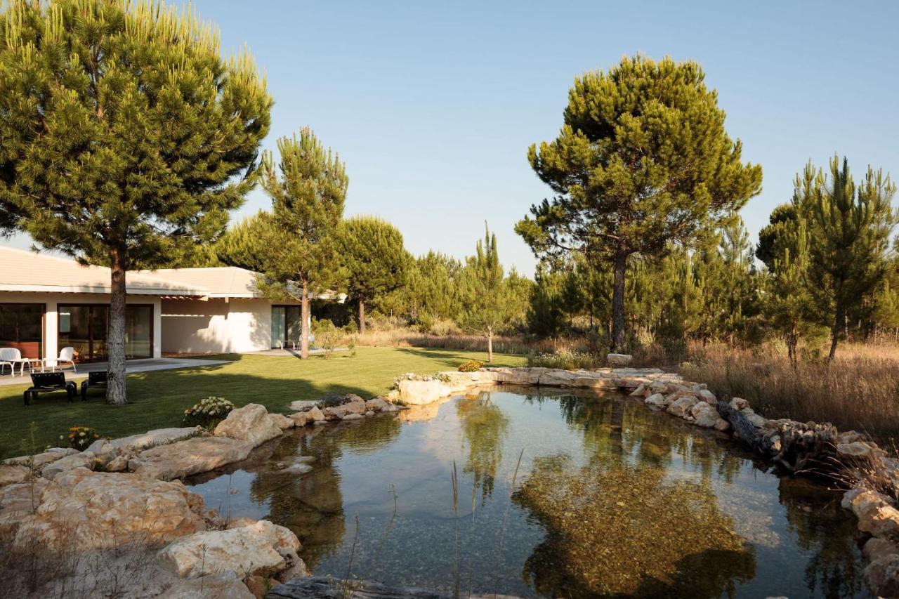 Three-Bedroom Villa with Lake