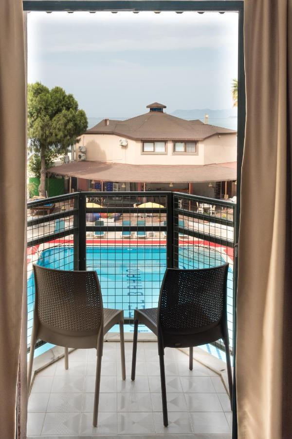 Doppel-/Zweibettzimmer mit Poolblick