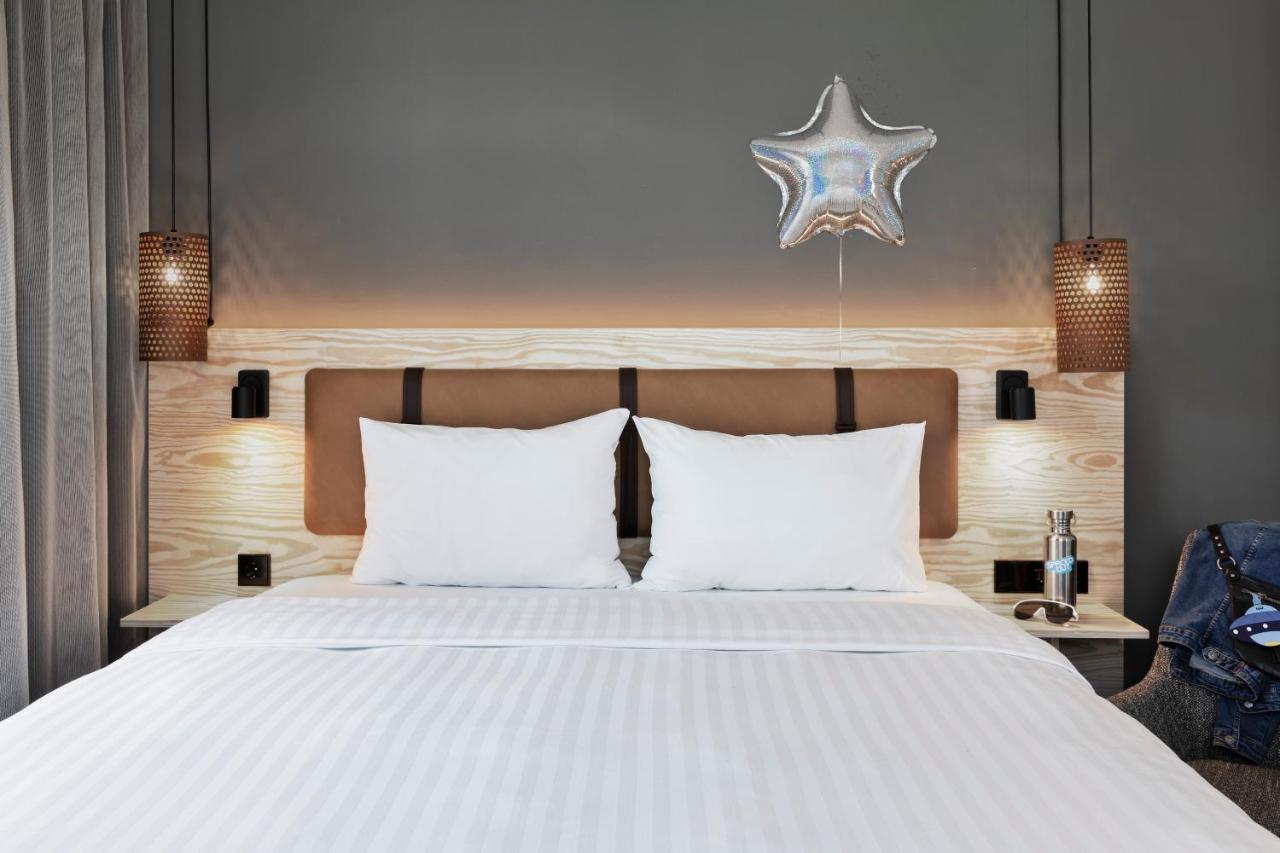 Moxy Queen Sleeper Guest room 1 Queen,1122330801:JPEG