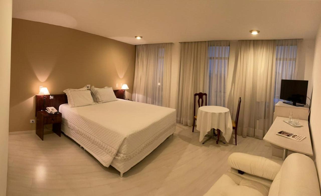 Suíte com Cama King-size e Banheira de Hidromassagem