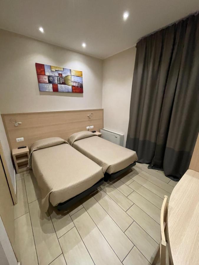 Quarto com Cama de Casal ou 2 de Solteiro e Banheiro Privativo