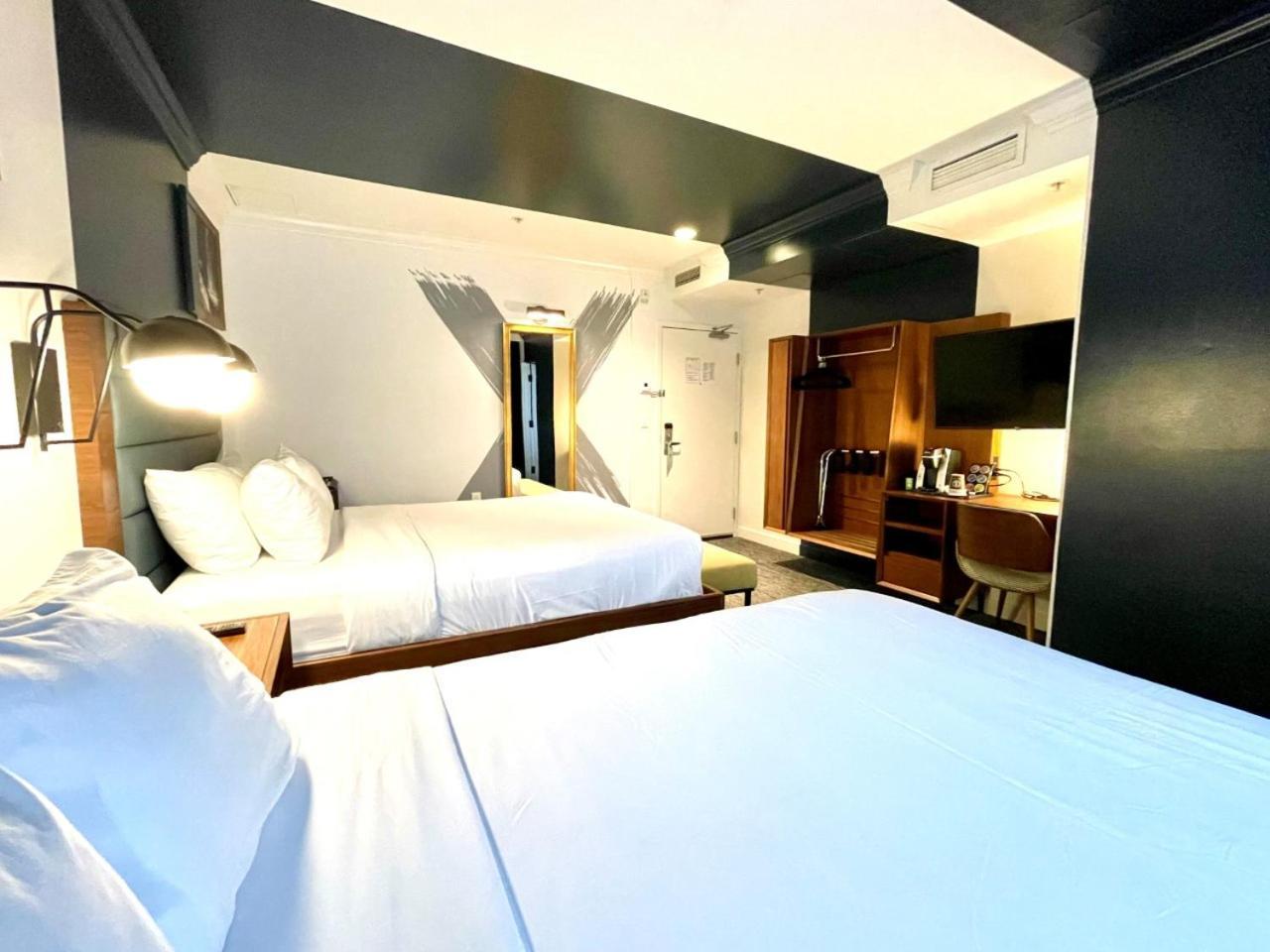 Habitación Deluxe con 2 camas dobles y vistas a la ciudad