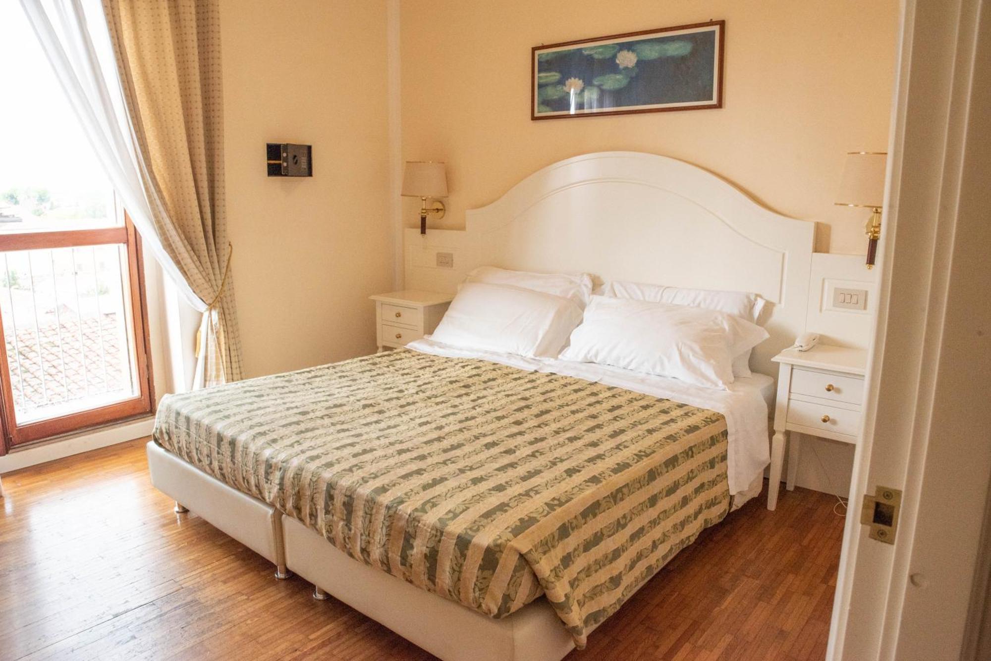 Two Connecting Double Rooms with View,1433454355:JPEG