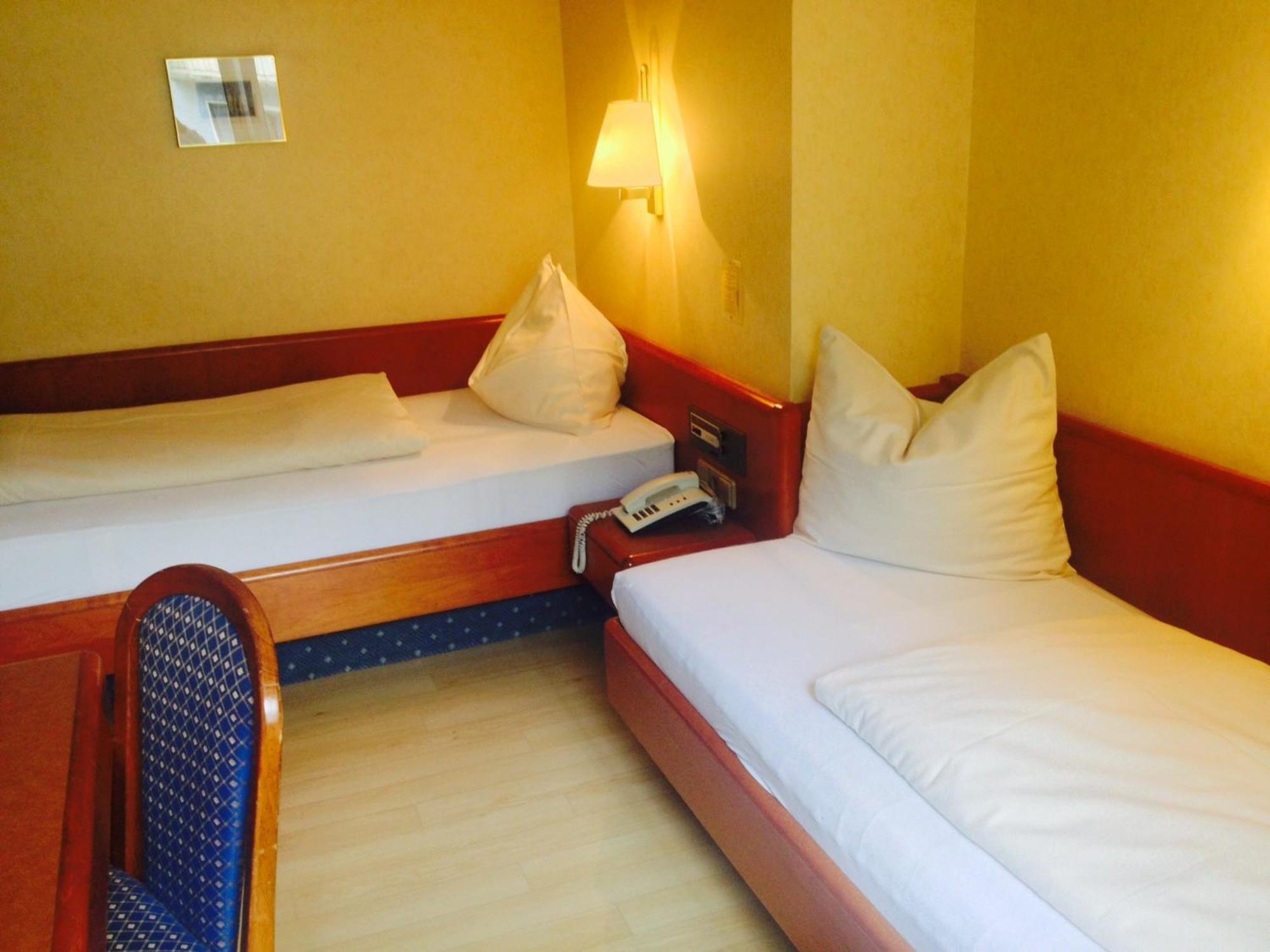 Quarto com 2 Camas de Solteiro