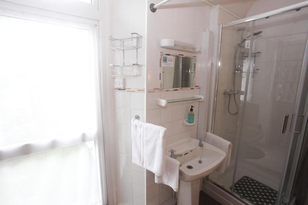Twin Room with Shower