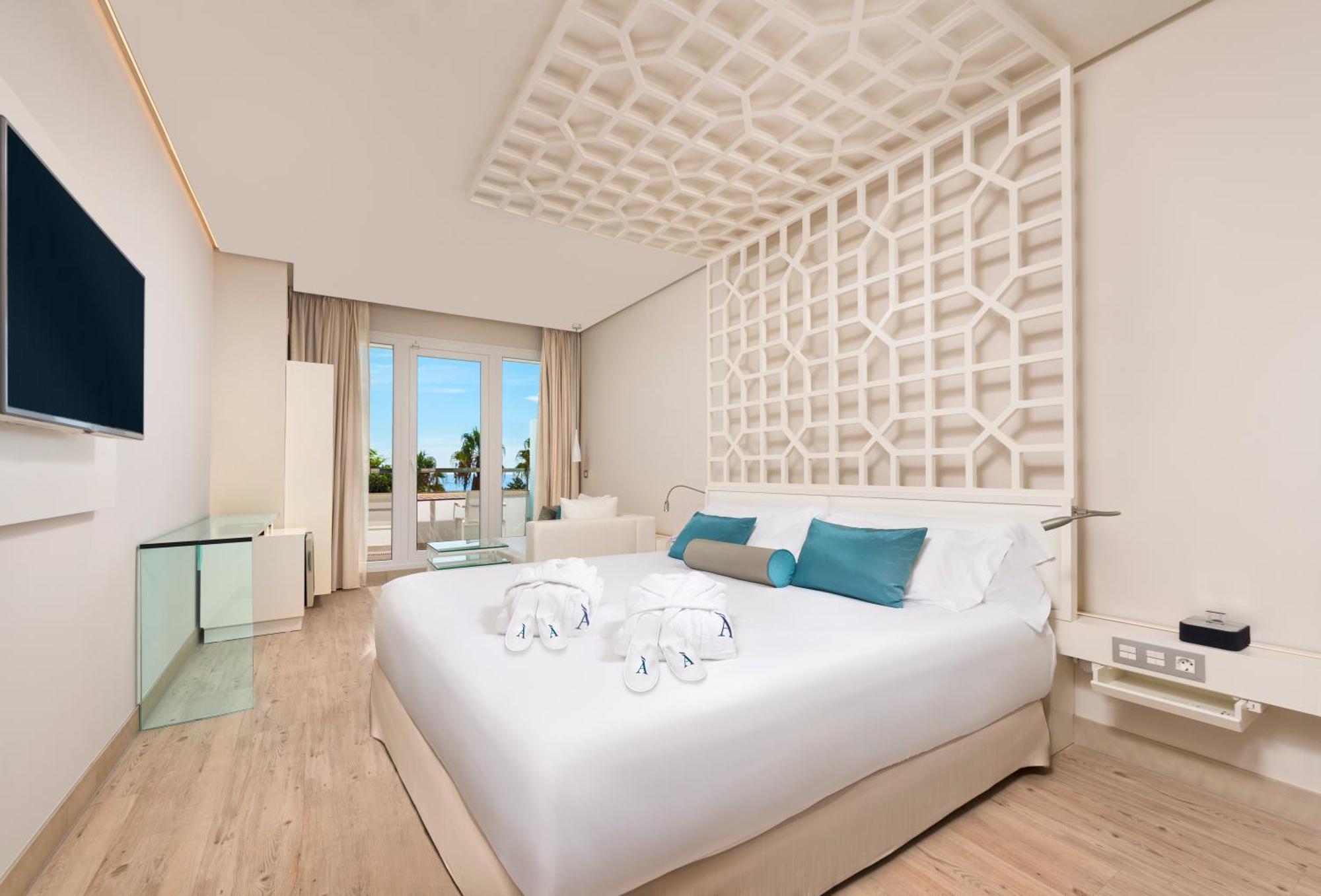 Quarto com Cama de Casal ou 2 de Solteiro Oh Lá Lá com Vista Lateral do Mar