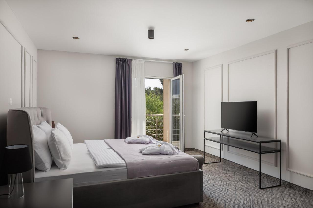 Suite avec Jardin Privé et Bain à Remous