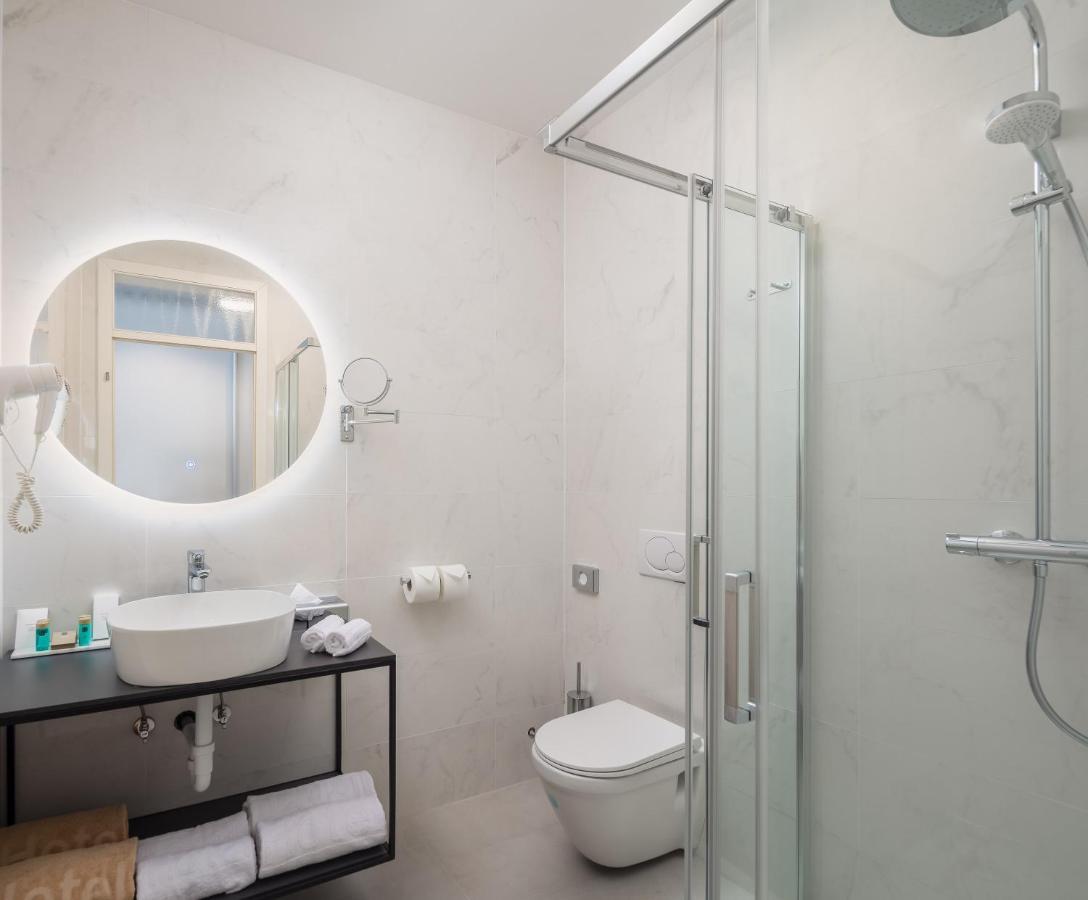Chambre Double Deluxe - Vue Latérale sur Mer