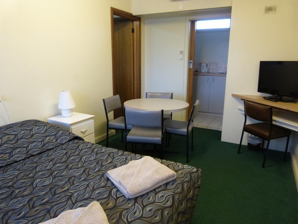Family Room,124497114:JPEG