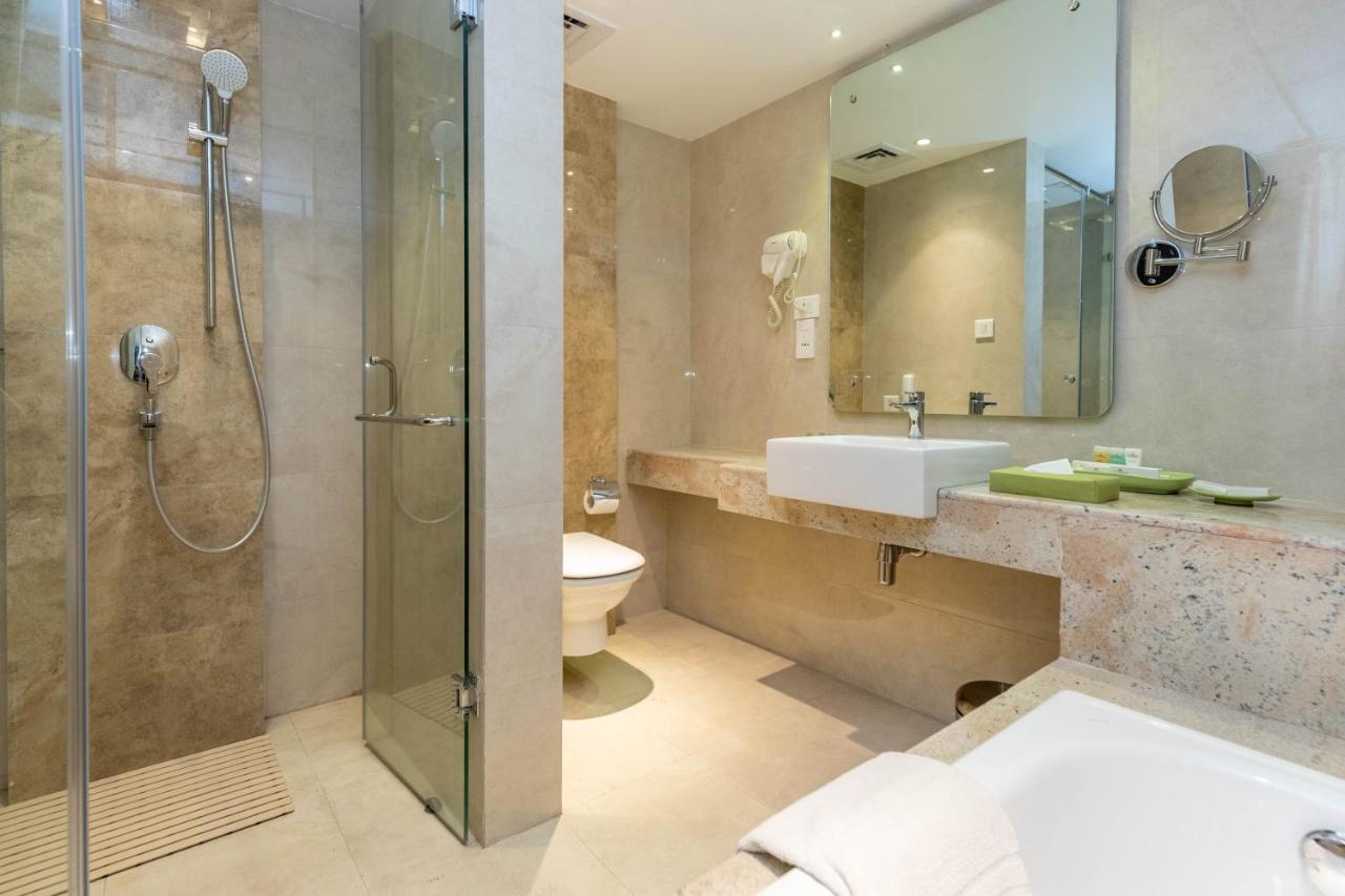 Luxury Honeymoon Suite Bathtub & City View