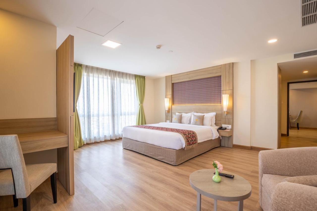 Luxury Honeymoon Suite Bathtub & City View