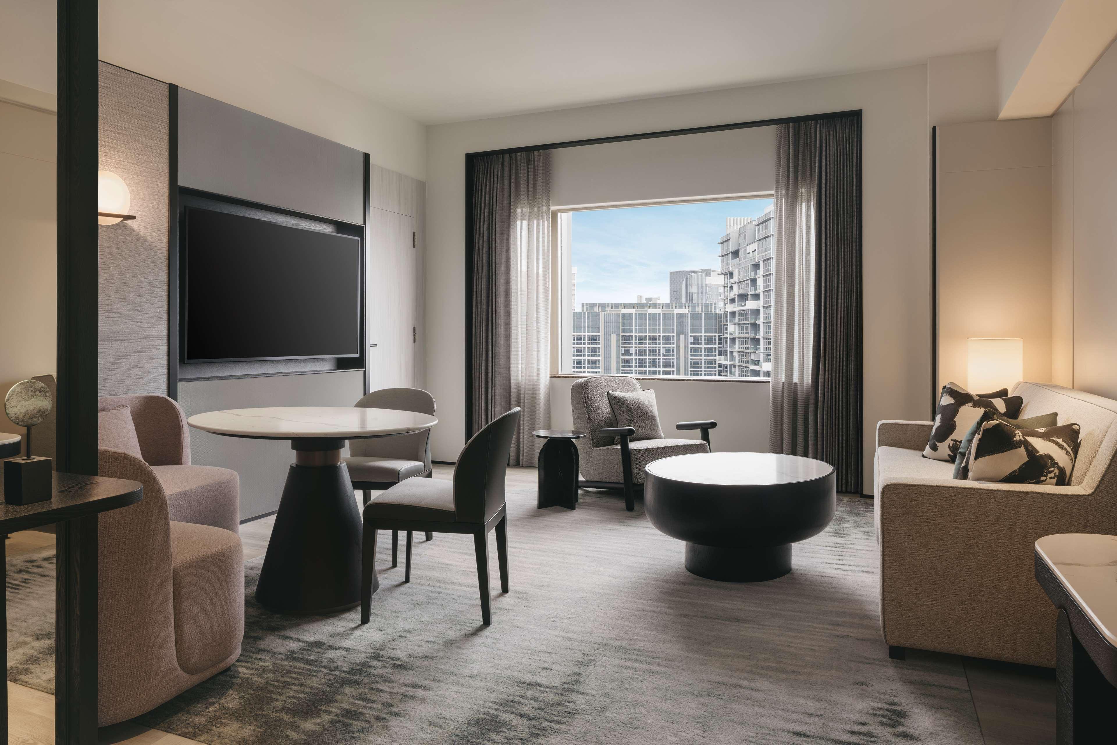 King Suite with Marina Bay View and Lounge Access