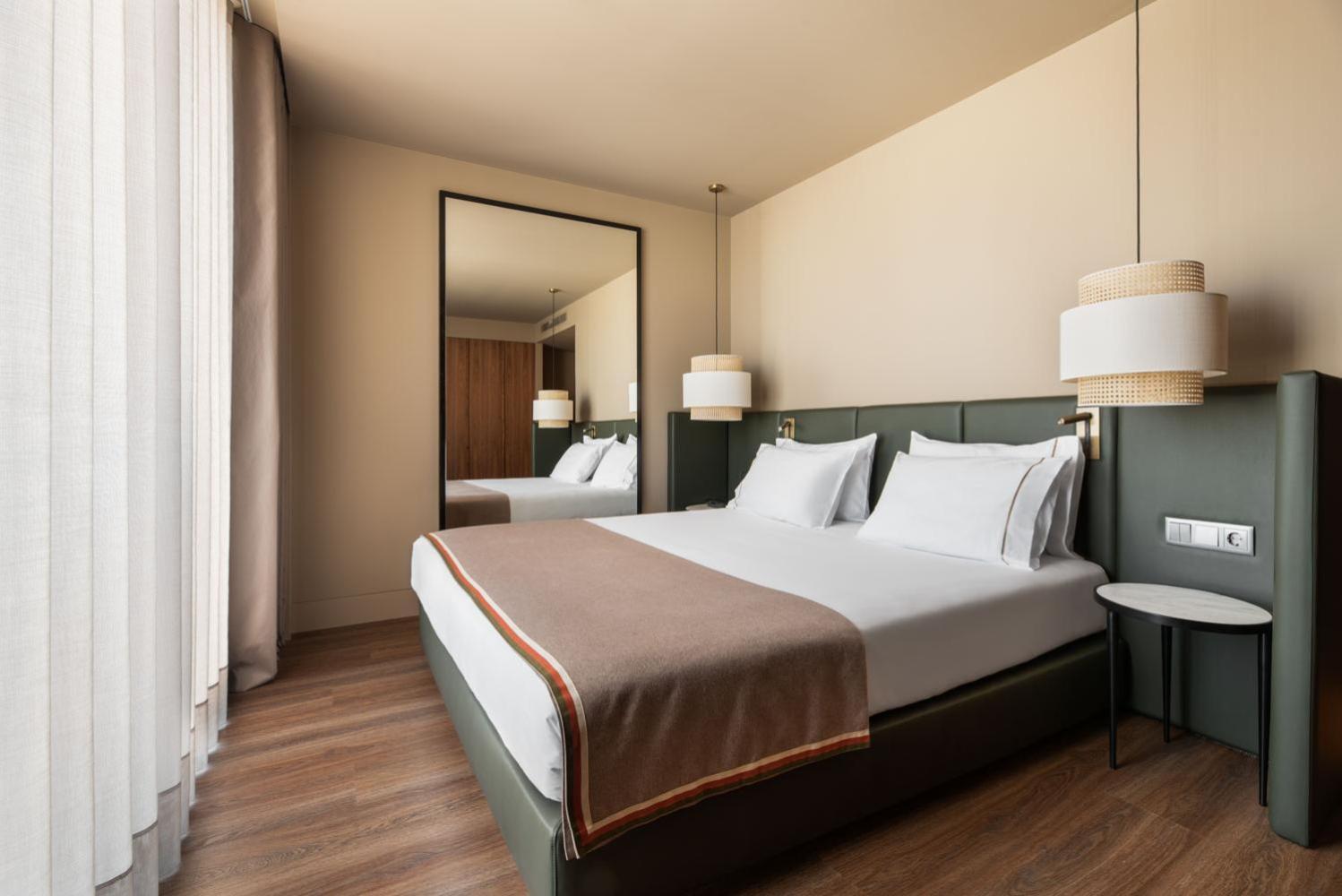 Quarto com Cama de Casal ou 2 de Solteiro