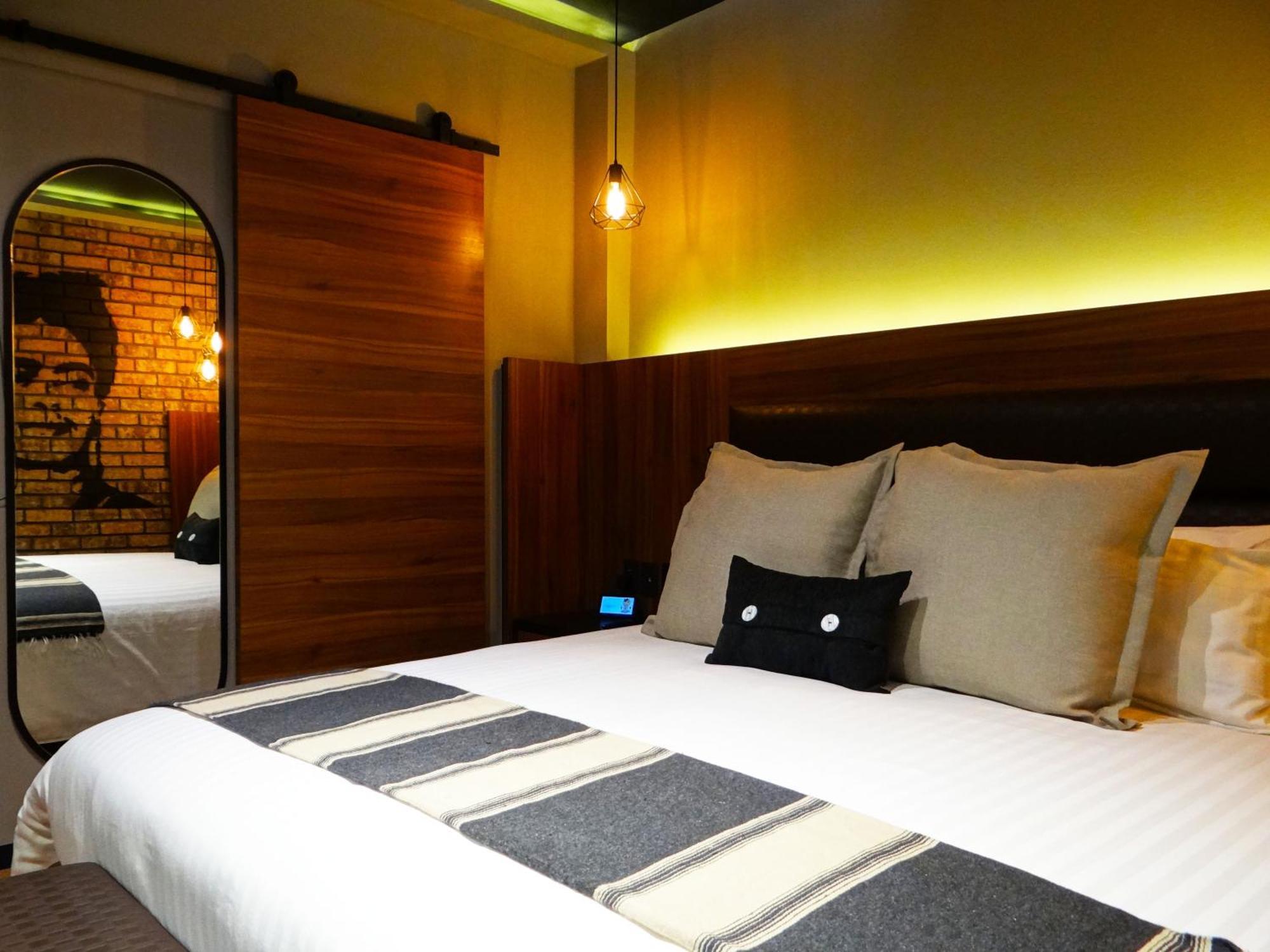 Deluxe King Suite