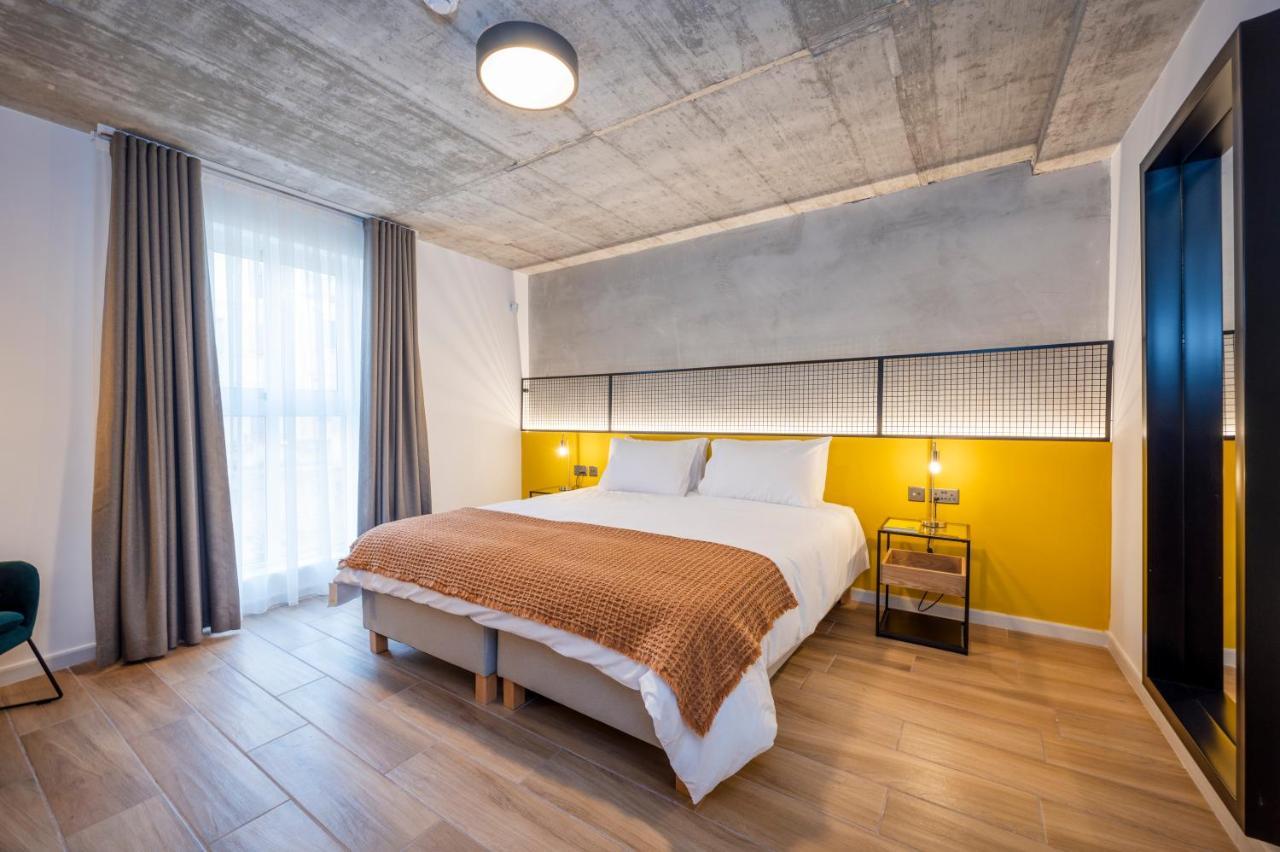 Zimmer mit Queensize-Bett und seitlichem Meerblick