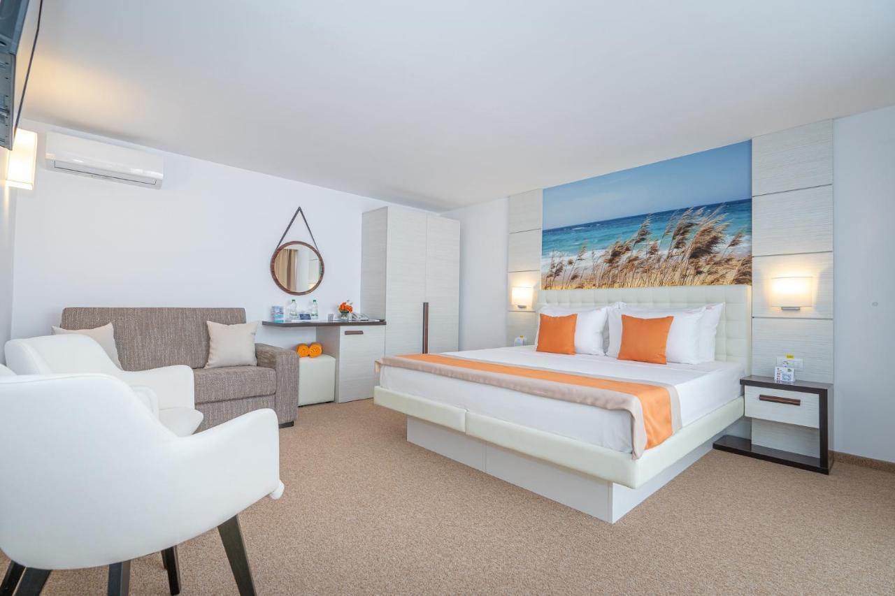 Zimmer mit Kingsize-Bett in der Villa