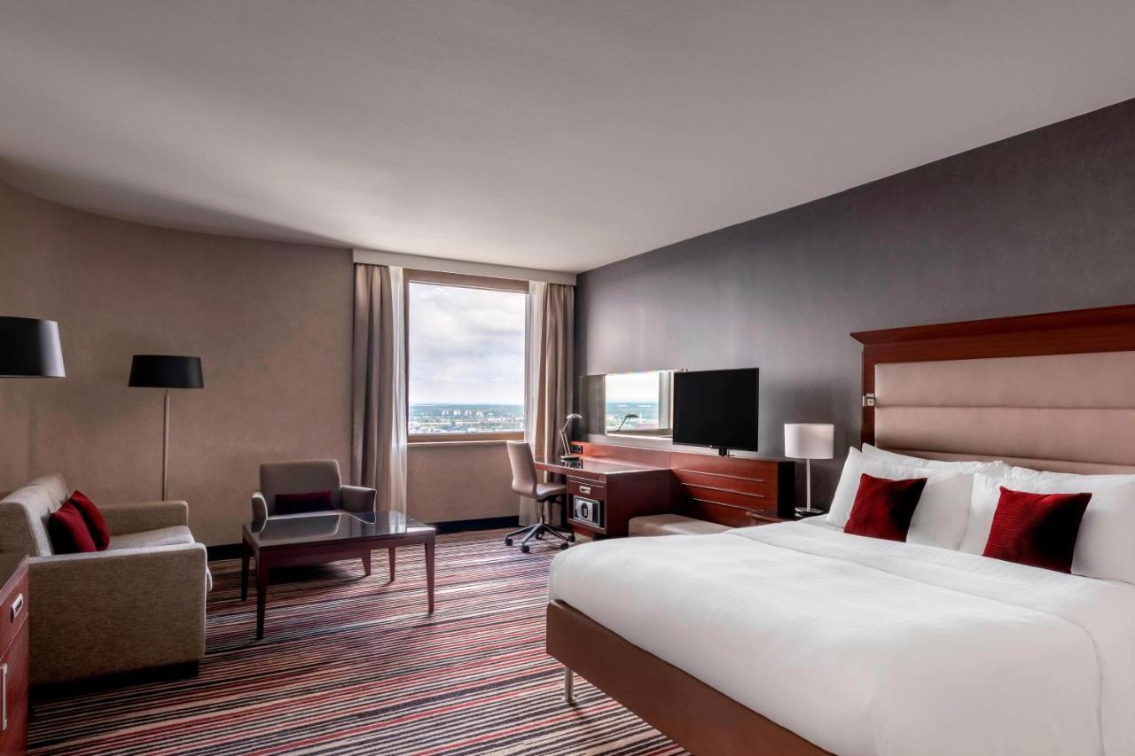 Suite Club con cama extragrande, sofá cama y acceso al club lounge M