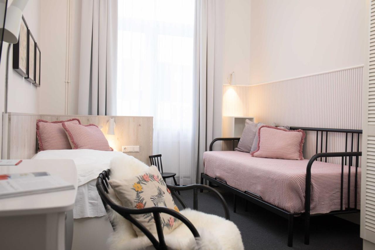 Twin Room,1387703456:JPEG