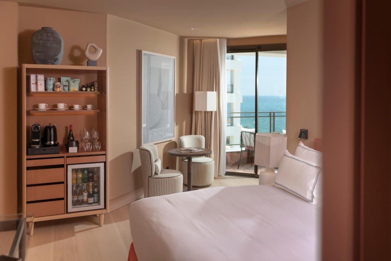 Quarto com Cama de Casal ou 2 de Solteiro e Vista Parcial do Mar