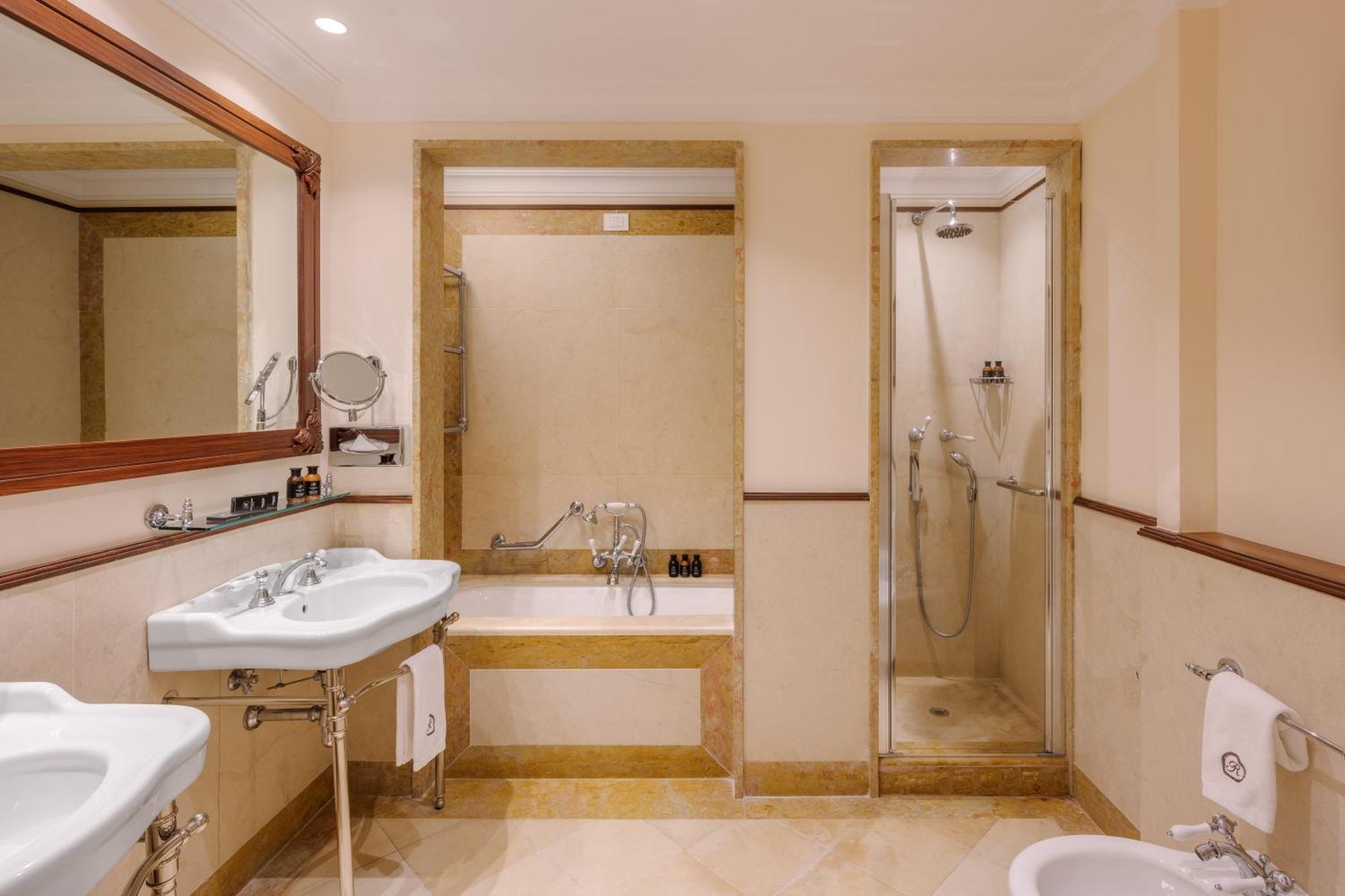Executive Suite mit seitlichem Meerblick
