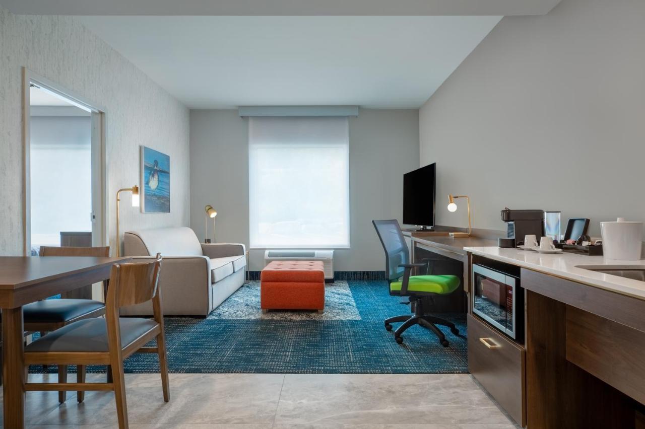 Queen Suite with Sofa Bed and Bath Tub - Mobility Accessible