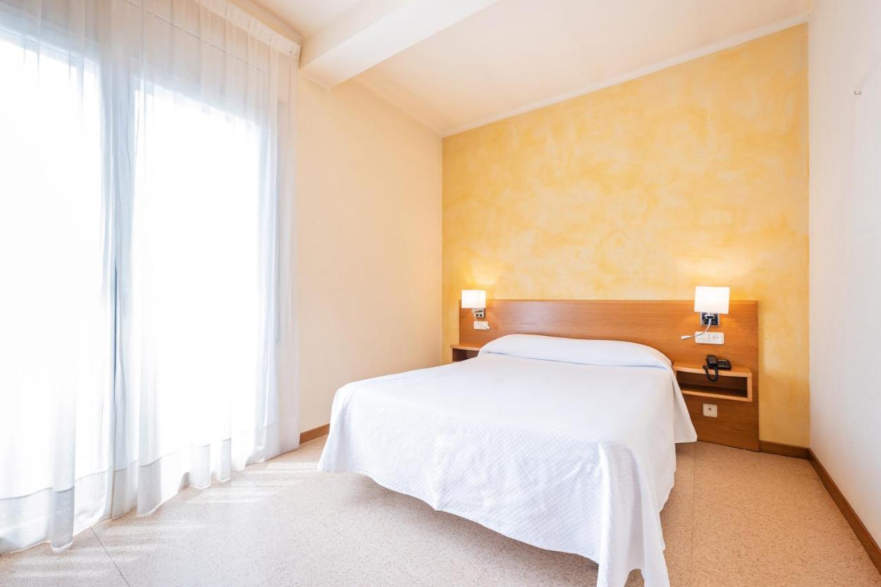 Double with bath,1493526082:JPEG