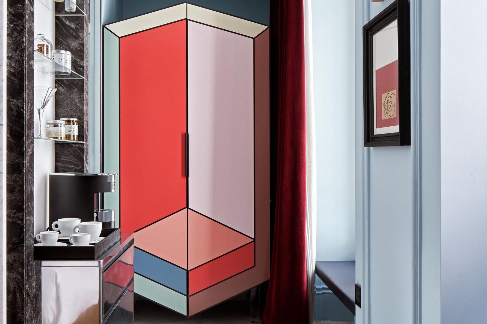 Chambre supérieure lit king-size avec vue sur la ville