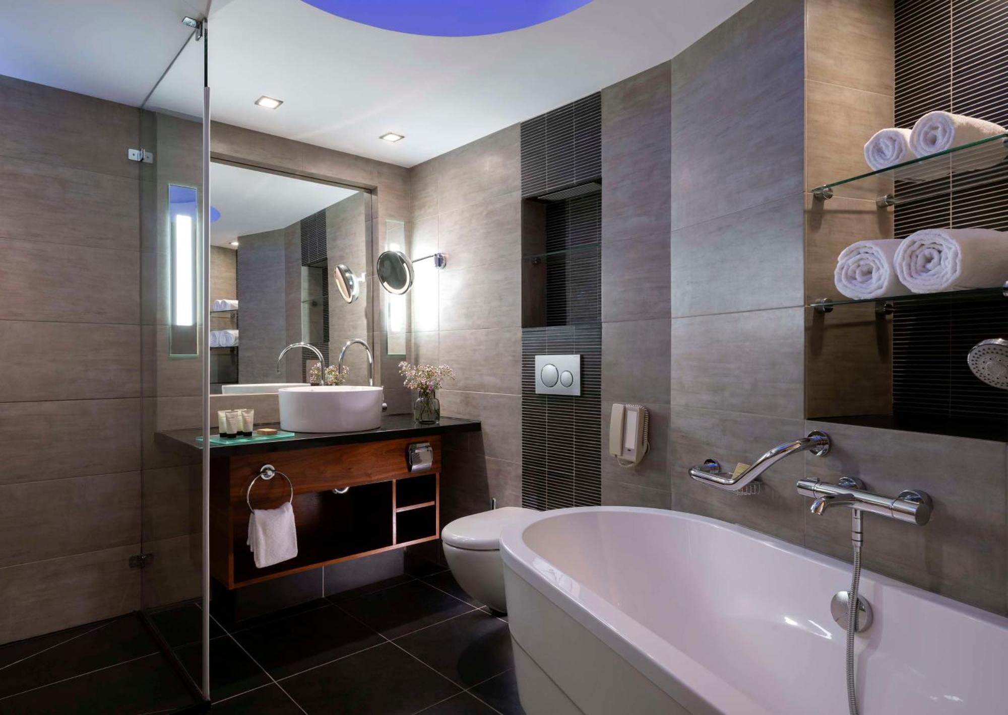 Executive Zimmer mit Kingsize-Bett und Meerblick