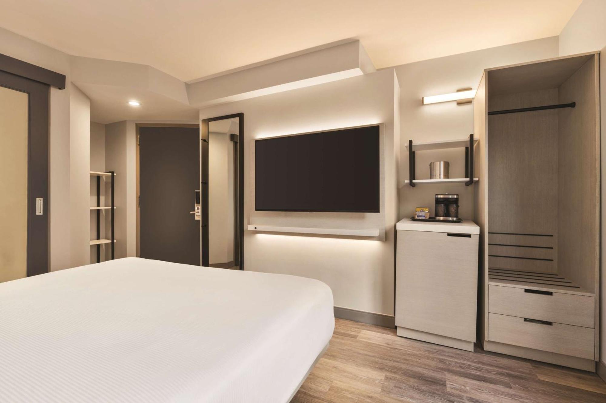 Zimmer mit Kingsize-Bett