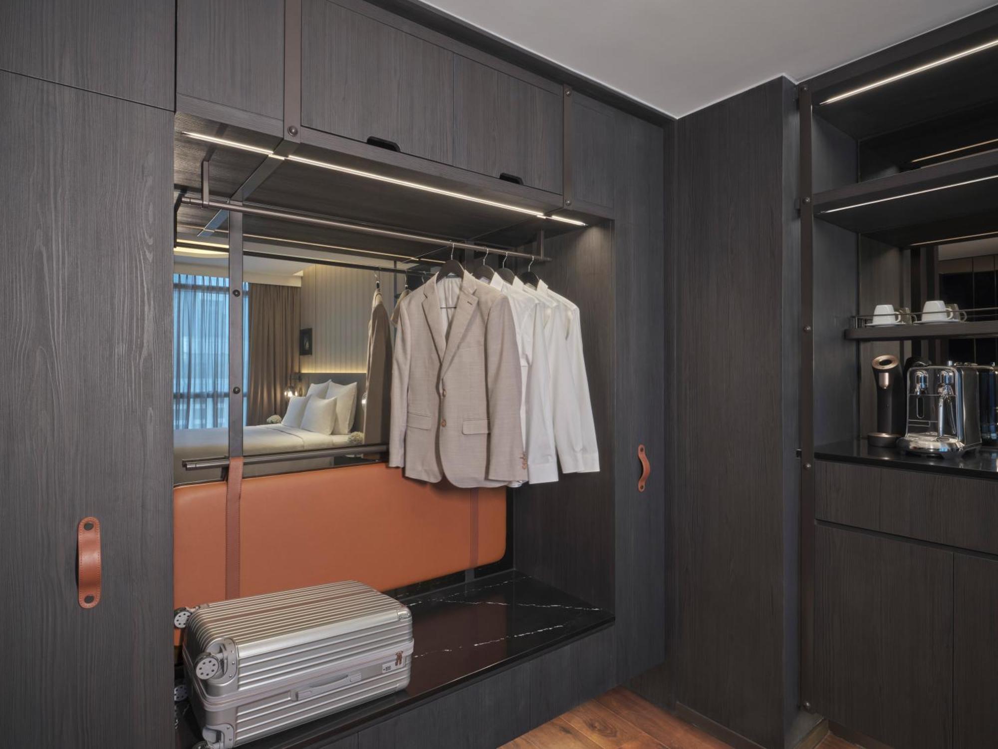 King Studio Suite Lounge Access