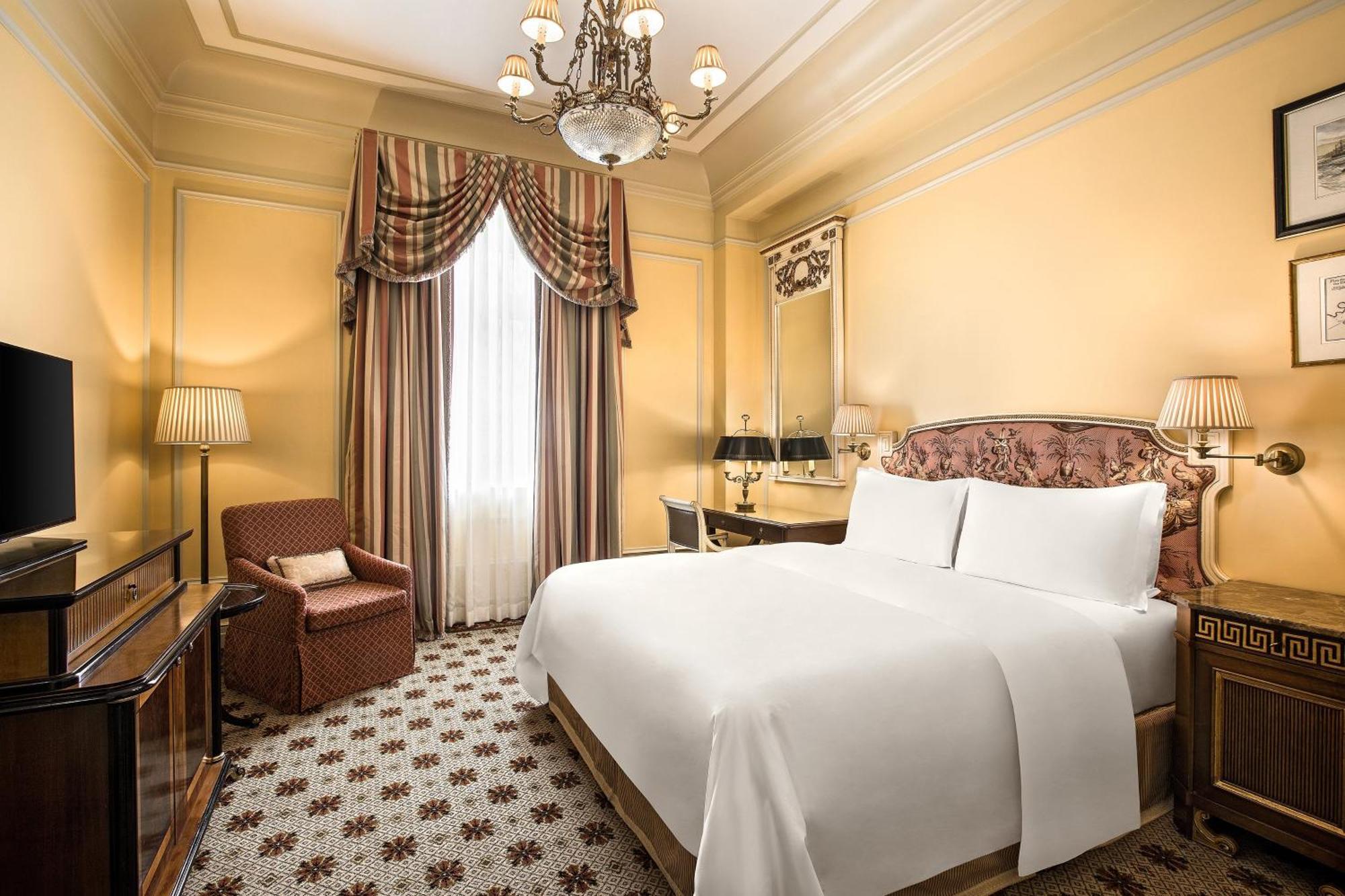 Classic Zimmer mit Kingsize-Bett und Blick auf den Innenhof