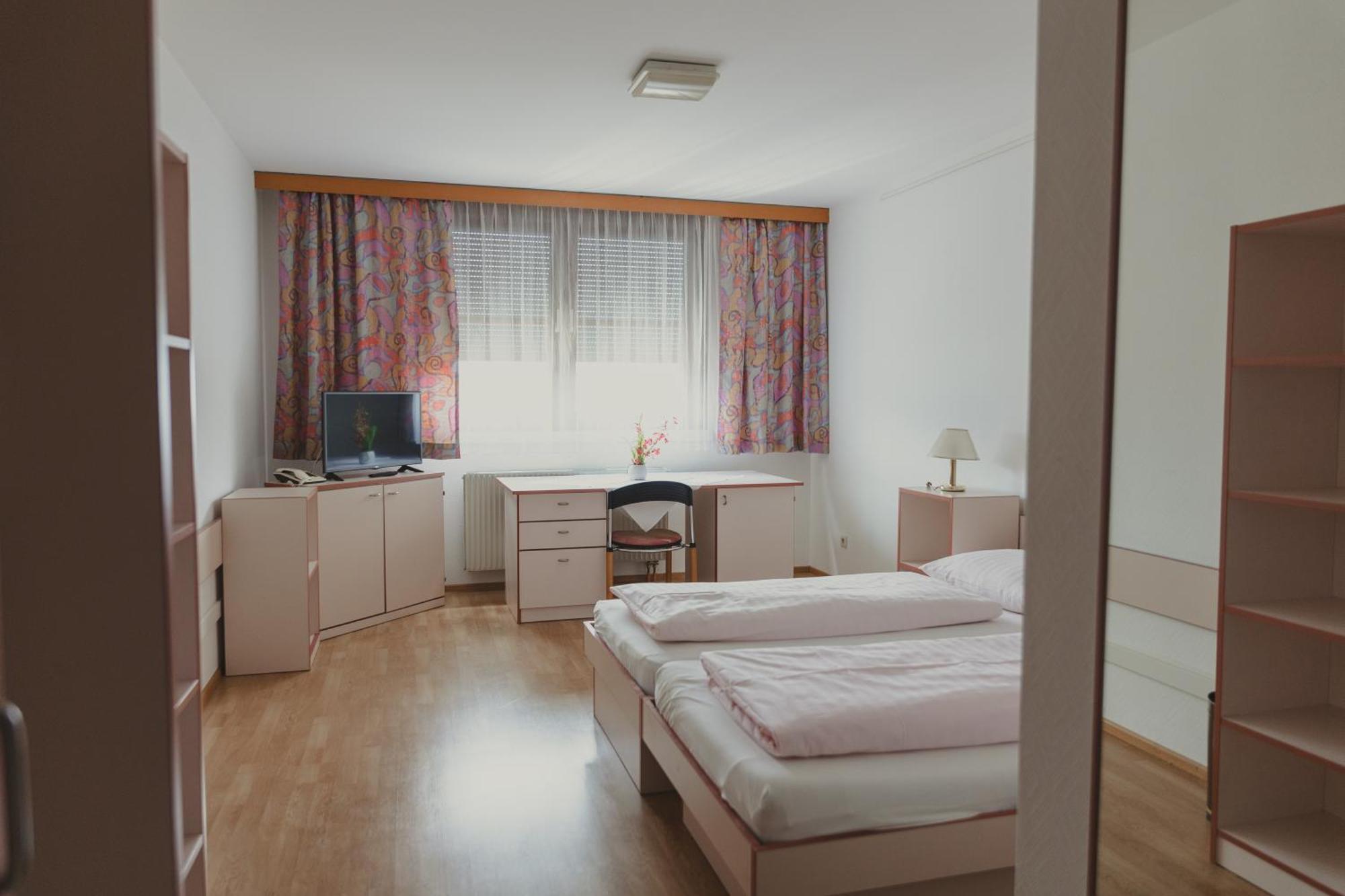 Doppel- oder Zweibettzimmer