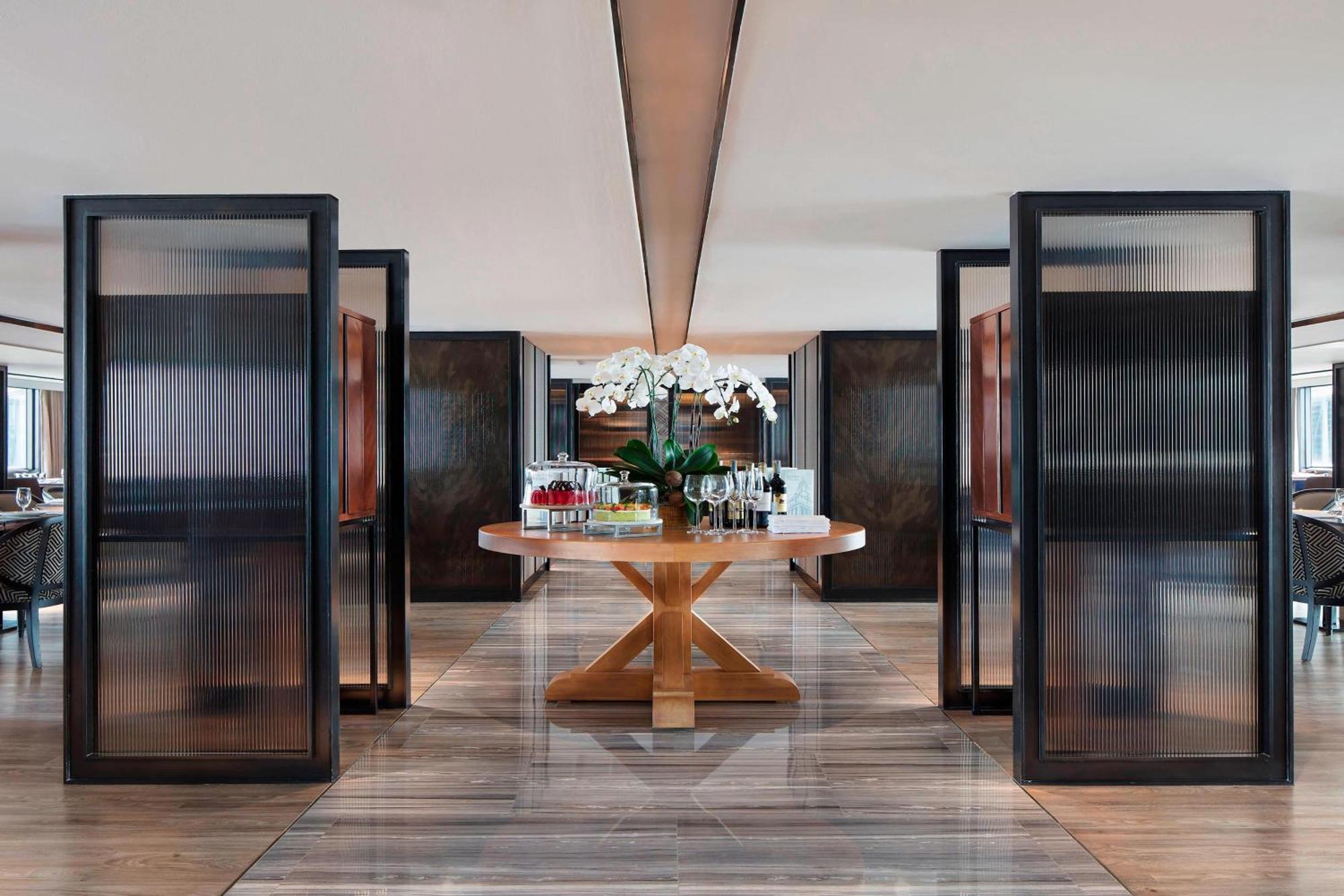 Zimmer mit 1 Kingsize-Bett und Zugang zur M Club Lounge