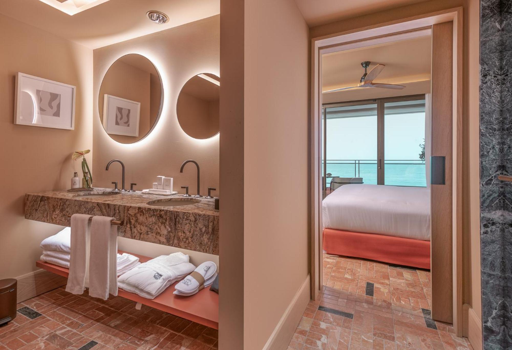 Quarto com Cama de Casal ou 2 Camas de Solteiro e Vista do Mar