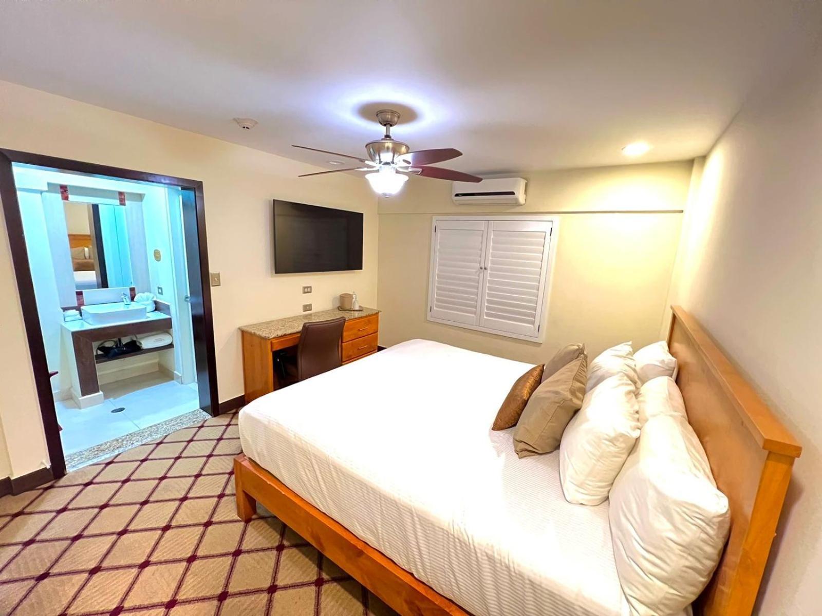 Zimmer mit Kingsize-Bett