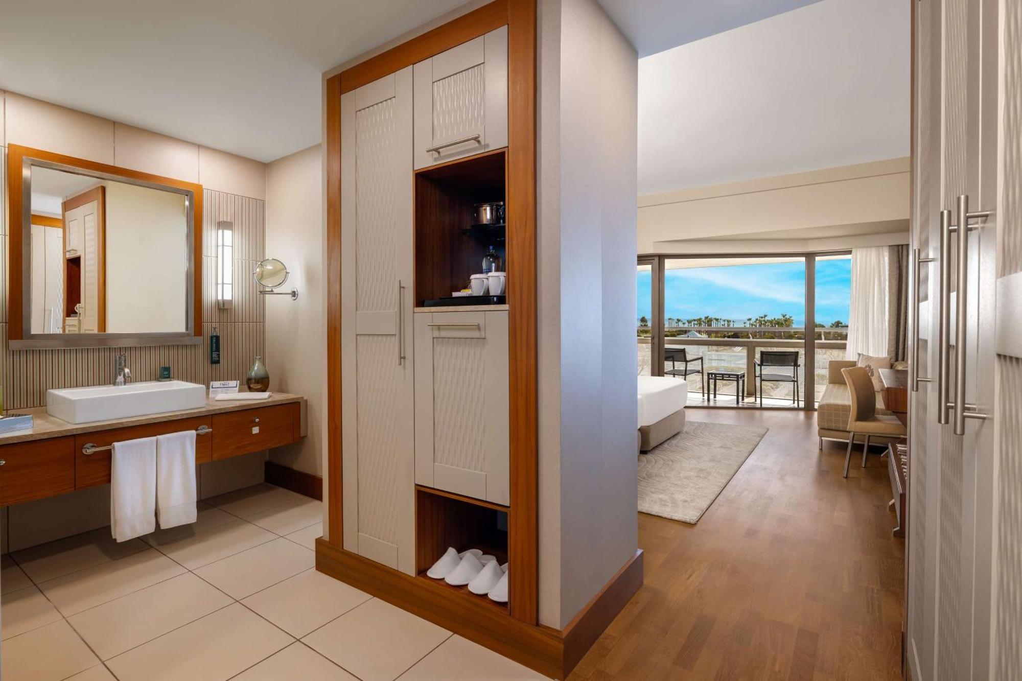 King Guest Room with Pool Access and Sea View