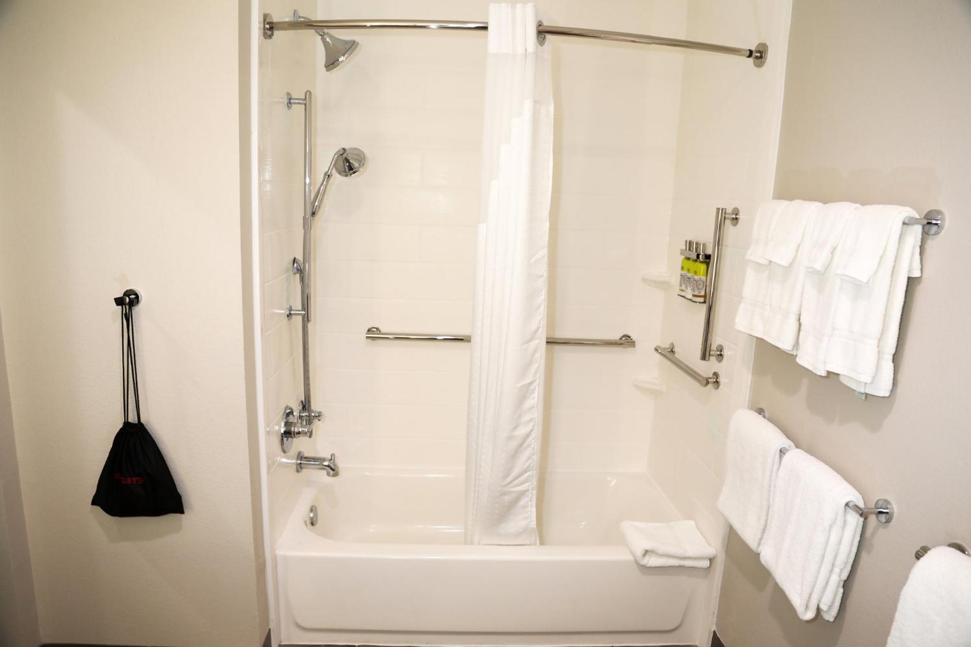 Standard Queen Room with Two Queen Beds and Mobility Accessible Tub