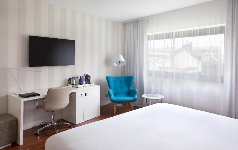 Familienzimmer mit Verbindungstür und Zustellbett (3 Erwachsene + 2 Kinder)