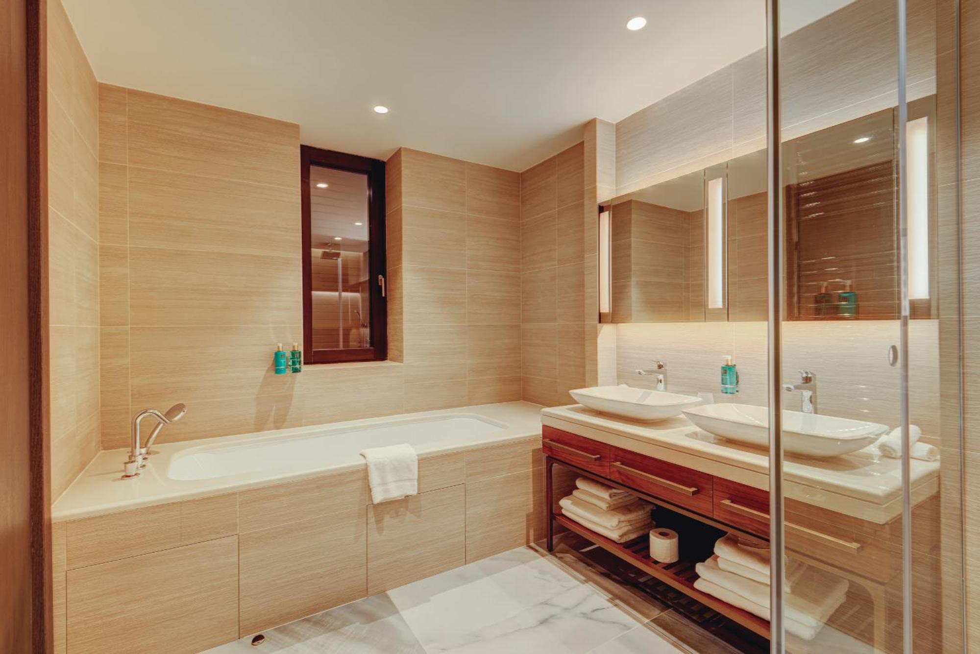 3 Bedrooms Castelnuovo Village Suite