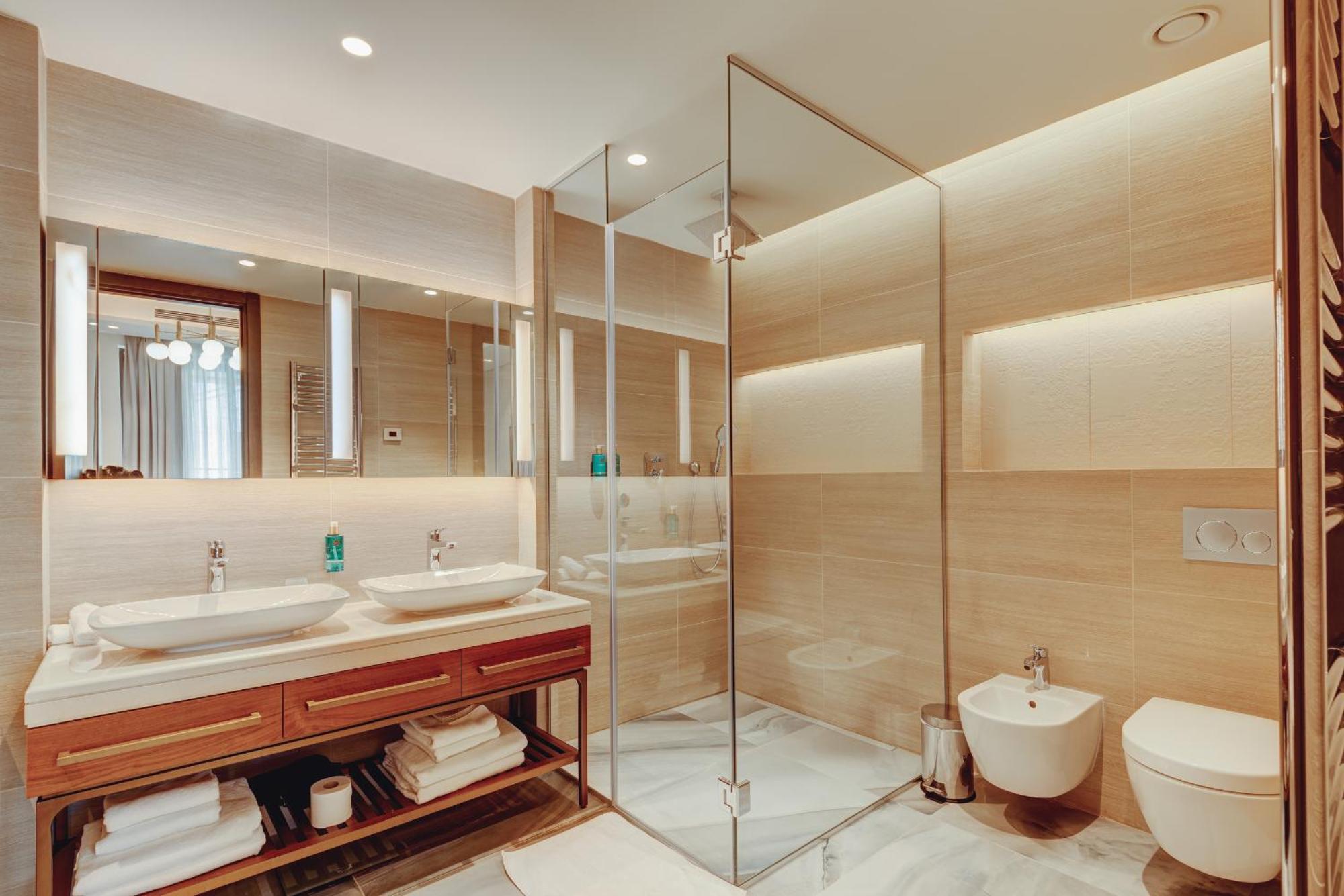 3 Bedrooms Castelnuovo Village Suite