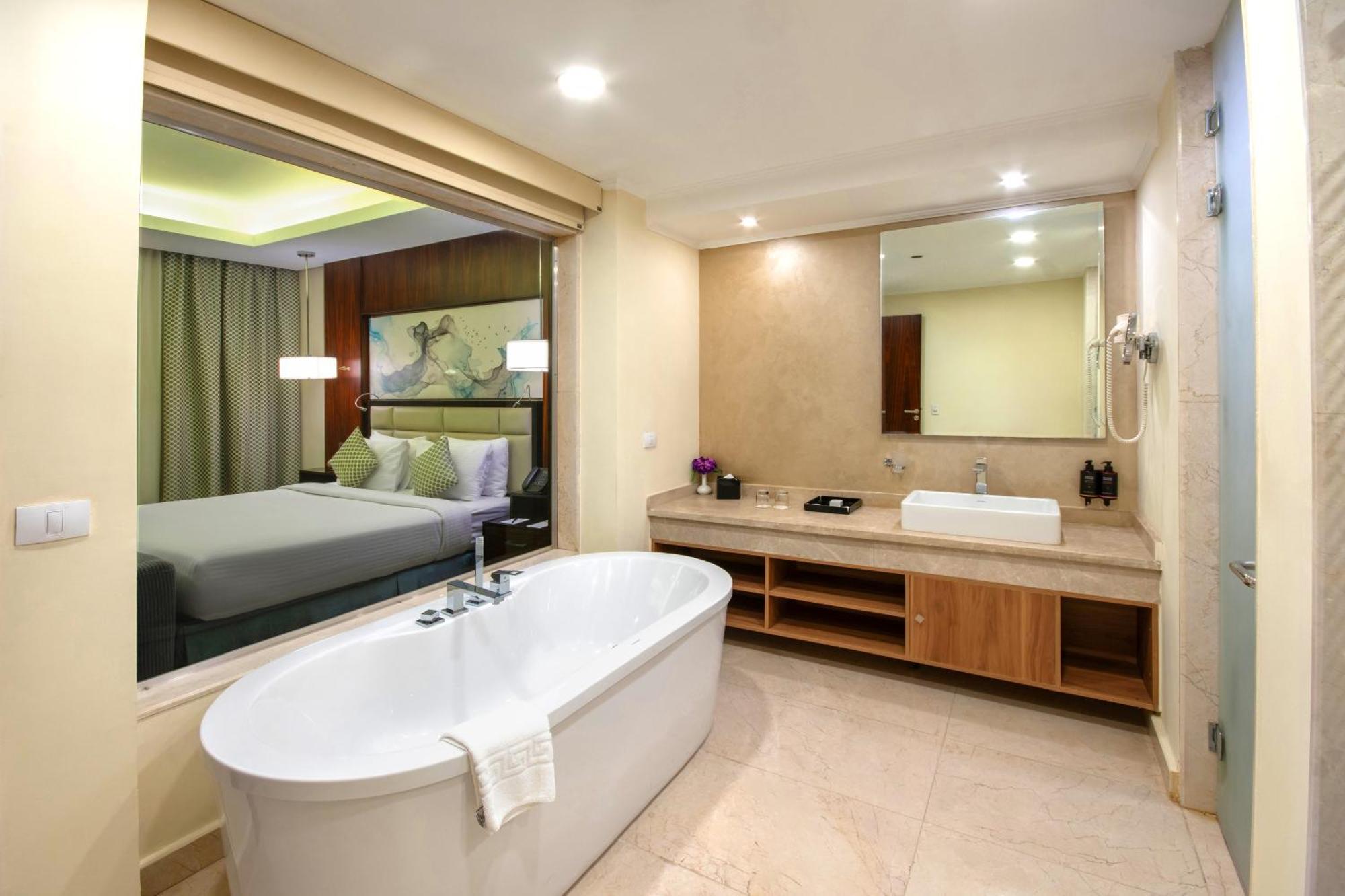 Habitación Grand Deluxe con cama extragrande y vistas a la piscina