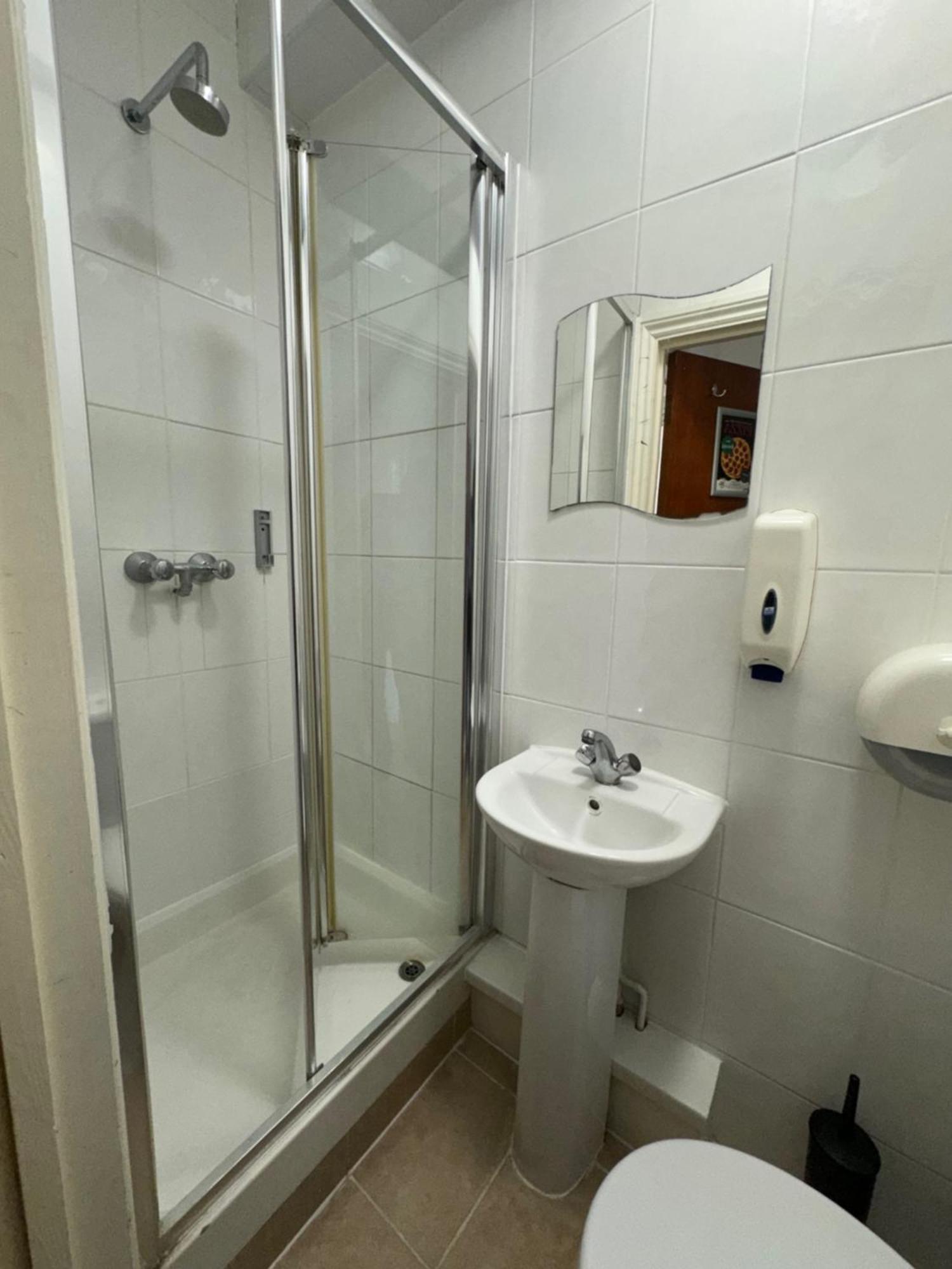 Deze driepersoonskamer heeft een gedeelde badkamer.