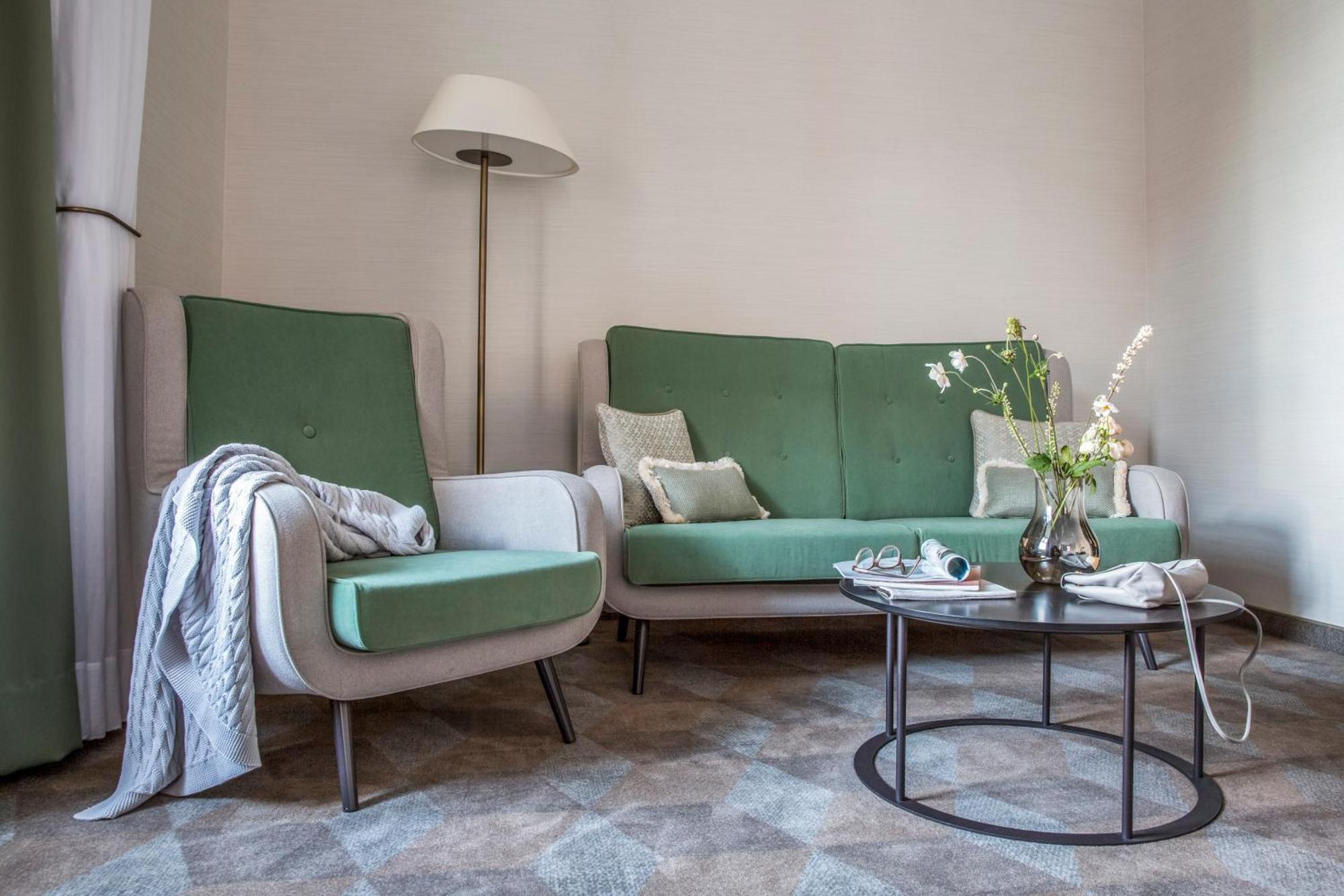 Superior Queen Room, Larger Guest room, 1 Queen,1631547814:JPEG