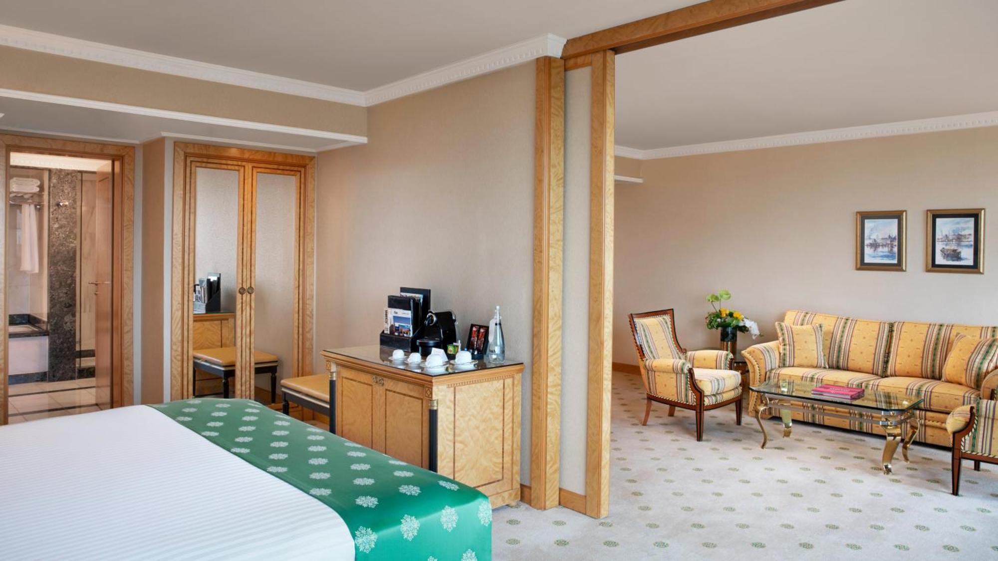 Junior Suite mit Kingsize-Bett und Stadtblick