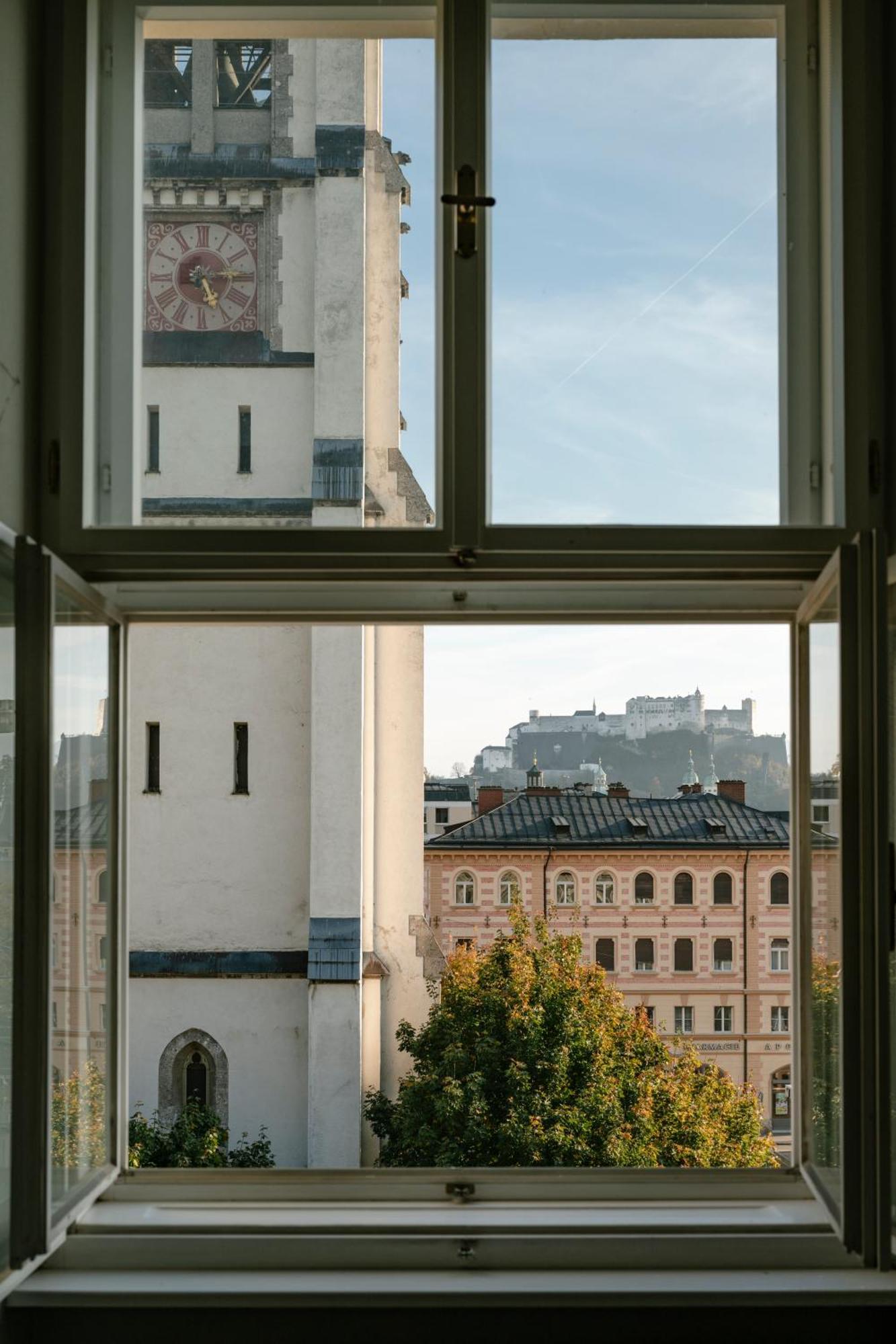 SIGNATURE andrä with castle view,1620761728:JPEG