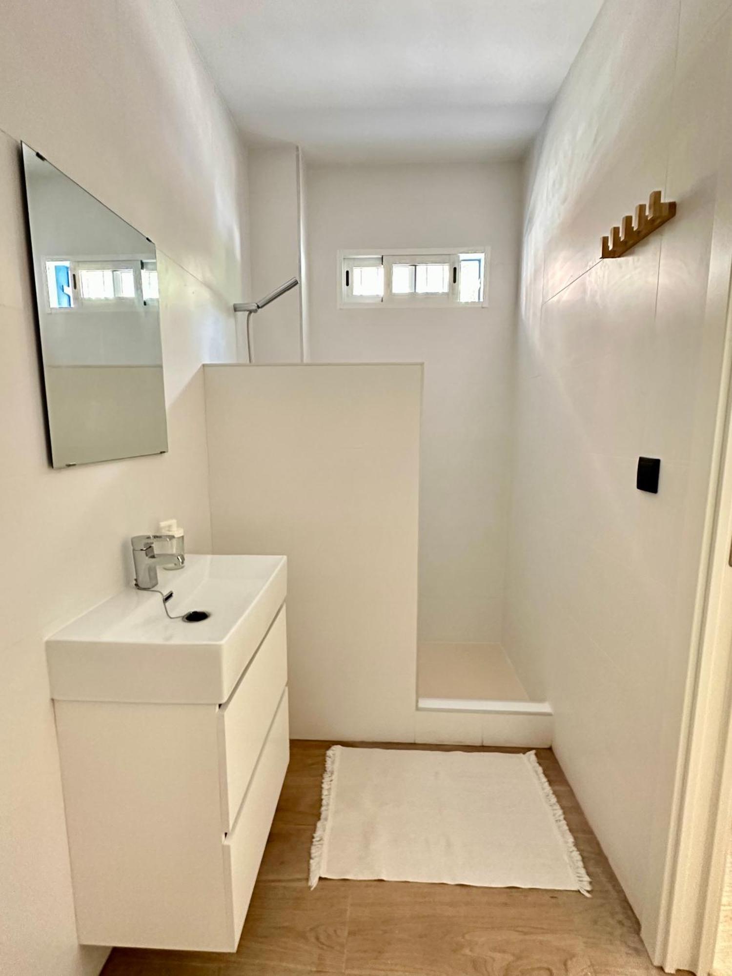 Single Room Private External Bathroom