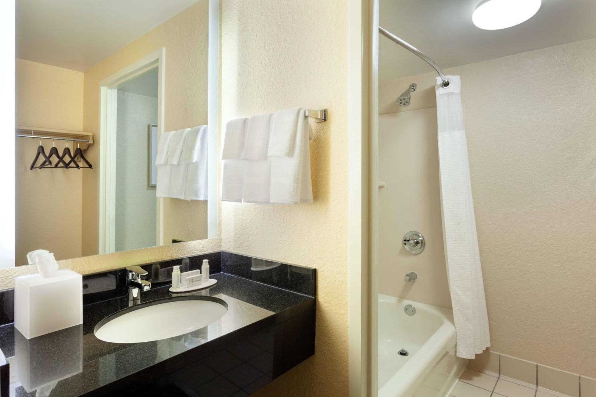 Larger Guest room, 1 King