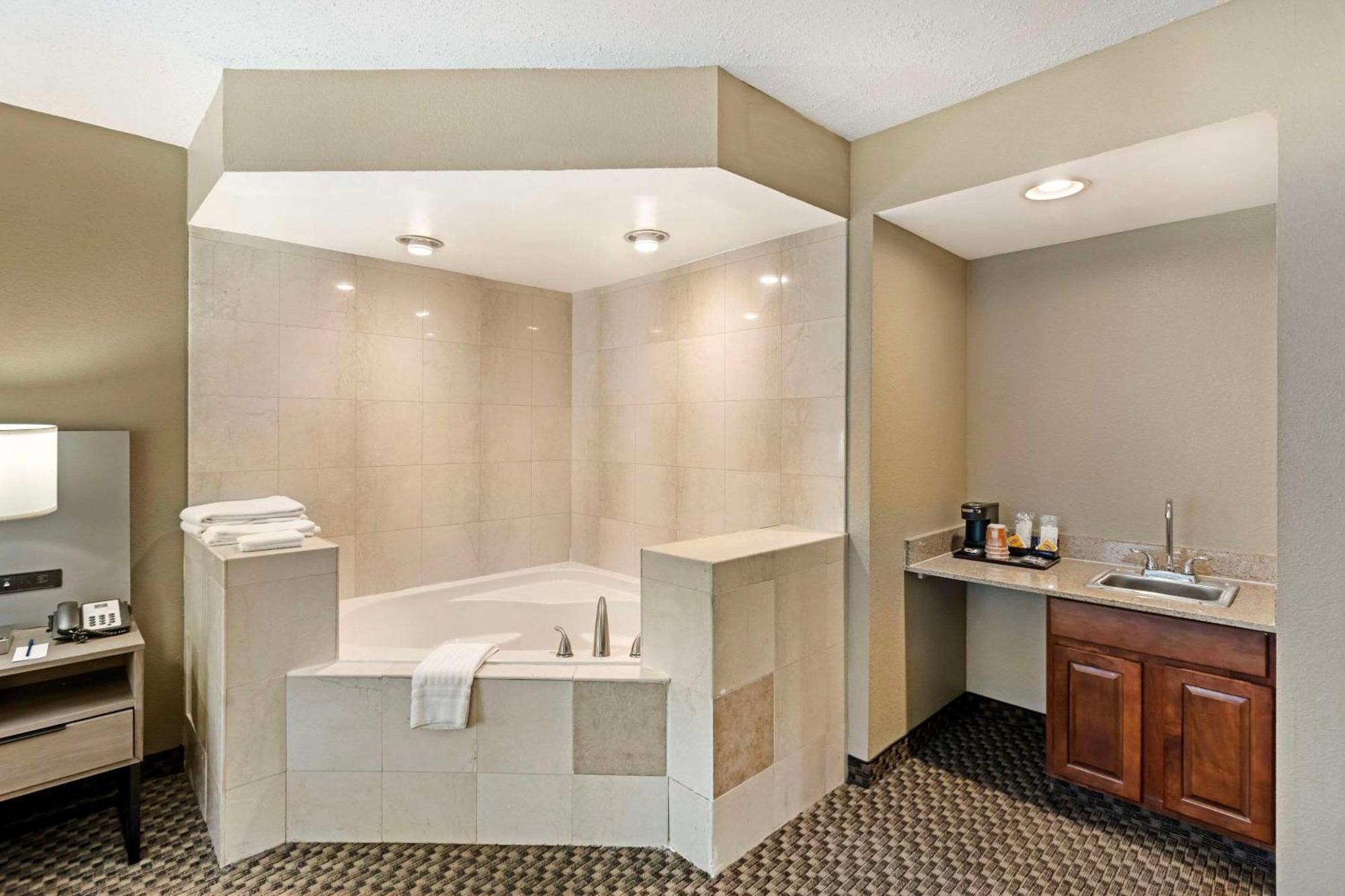 King Suite Hot Tub Non-Smoking